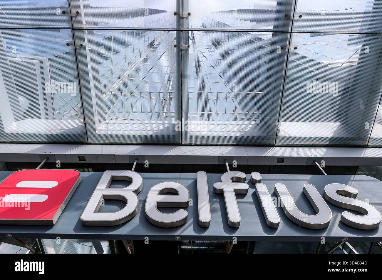 Entrée principale de l'immeuble administratif Belfius place Rogier - Siège social | Belfius Bank siège social sur la place Rogier Banque D'Images