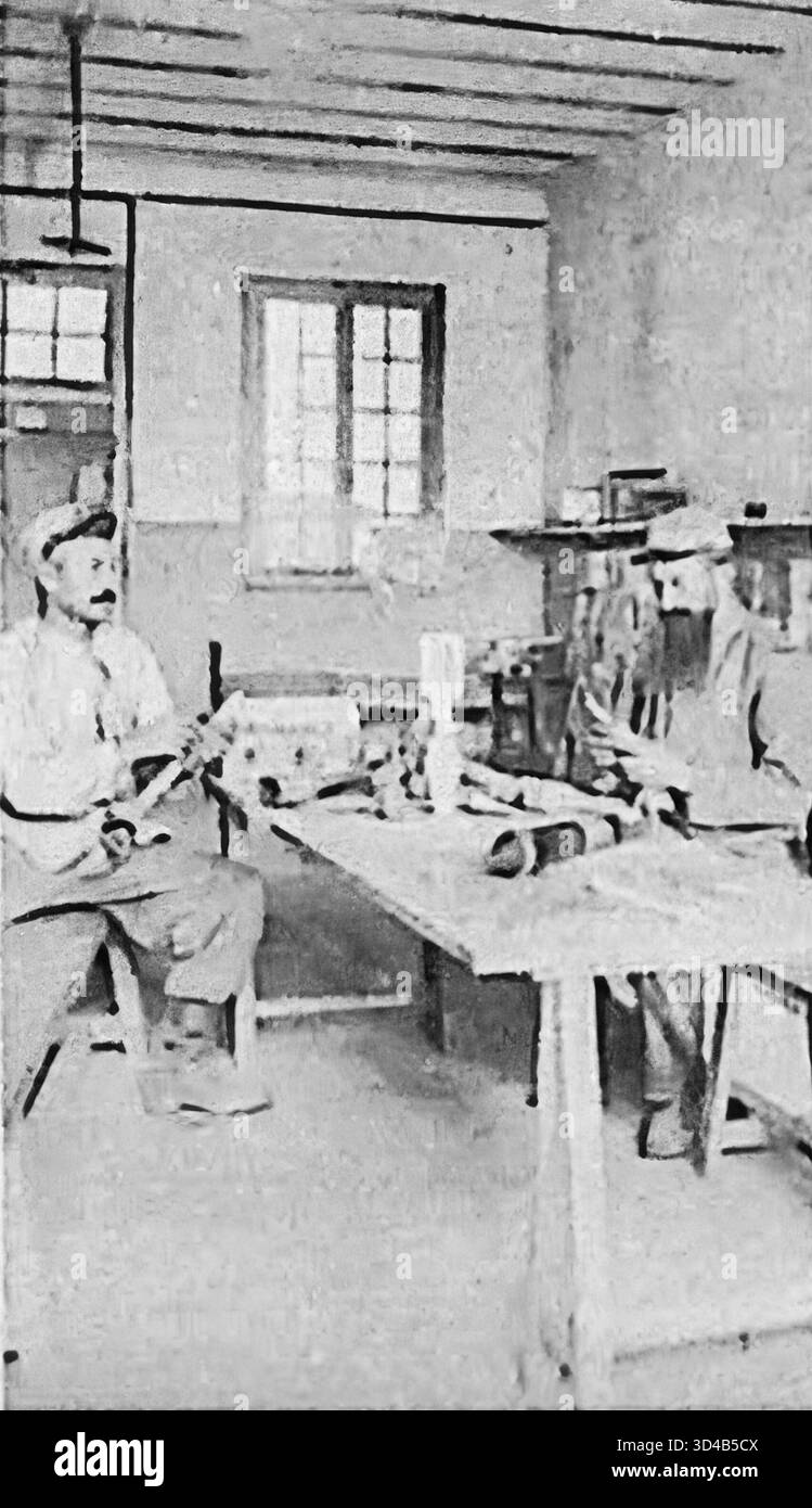 Scène d’atelier publiée dans le miroir, le 23 janvier 1916, montrant deux hommes assemblant des grenades à main dans un modeste intérieur près du front de première Guerre mondiale. Les simples bancs, outils et matériaux reflètent une production improvisée proche des combats actifs, soulignant comment l'approvisionnement de première ligne reposait sur la fabrication à petite échelle pendant le conflit. Banque D'Images