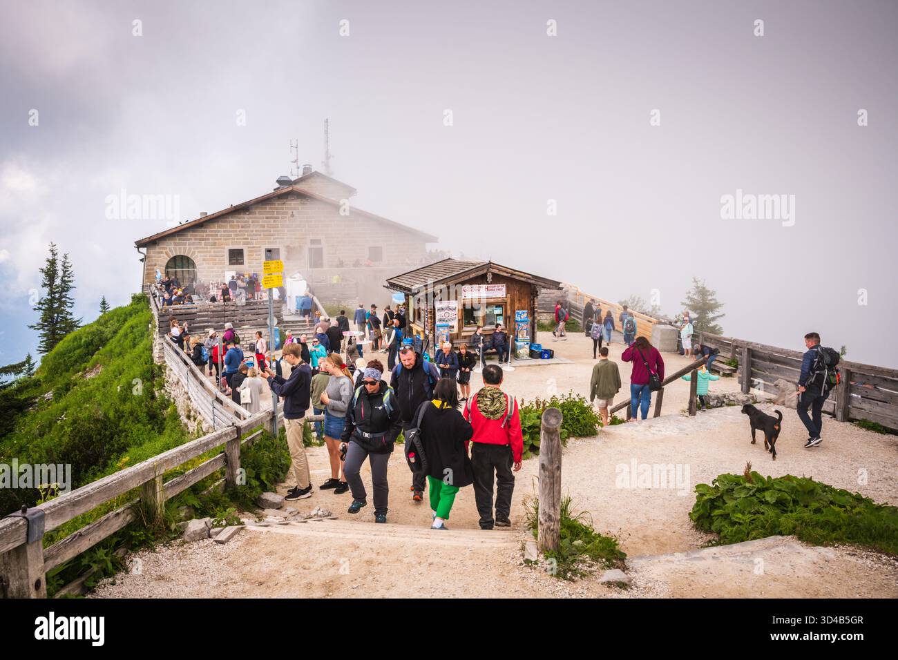 Berchtesgaden, Allemagne - 10 juillet 2019 : touristes visitant Kehlsteinhaus, nid d'aigle, la retraite de la seconde Guerre mondiale d'Adolf Hilter et d'autres officiels nazis. Banque D'Images