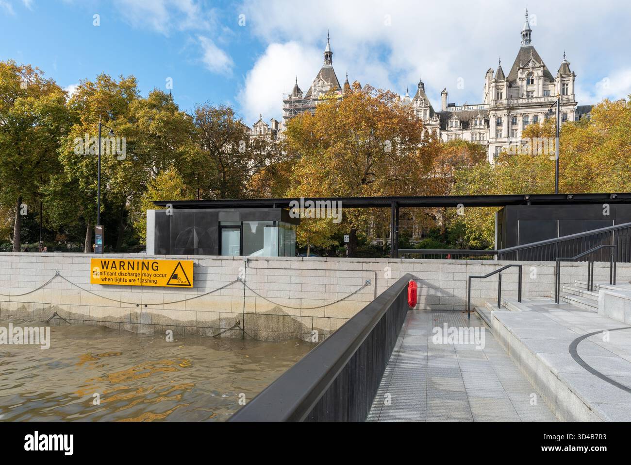 Tyburn Quay sur Victoria Embankment près de la Tamise, Londres, Royaume-Uni. Nouvelle zone développée dans le cadre du projet de super égout Thames Tideway tunnel Banque D'Images