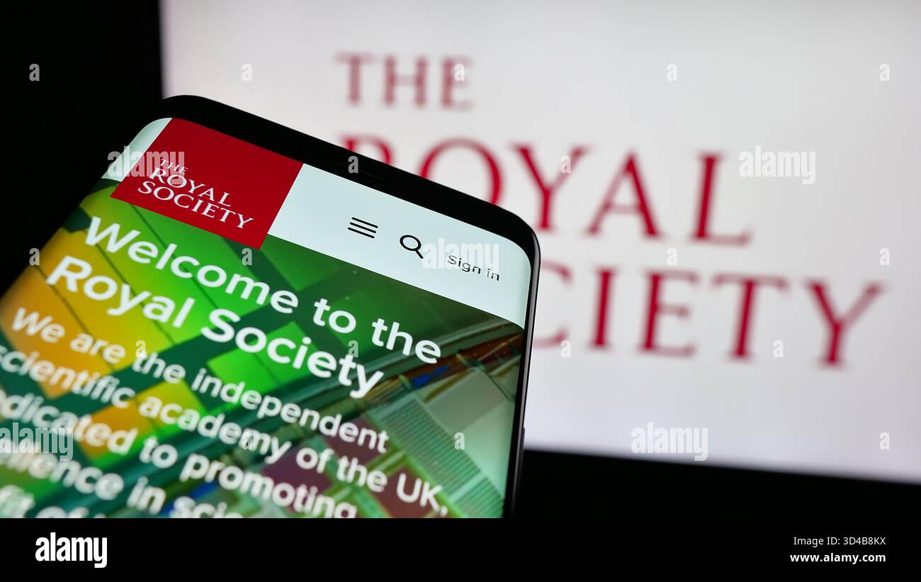 Stuttgart, Allemagne - 11-01-2025 : téléphone portable avec le site de l'organisation britannique Royal Society sur l'écran devant le logo. Banque D'Images