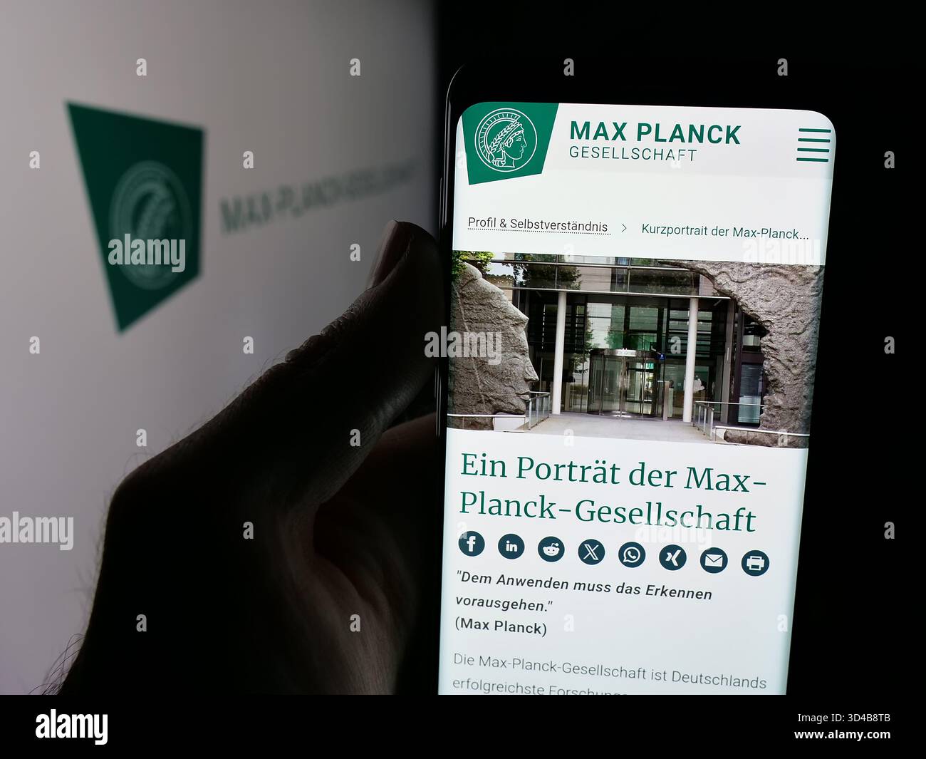 Stuttgart, Allemagne - 11-01-2025 : personne tenant un téléphone portable avec la page web de l'organisme de recherche Max-Planck-Gesellschaft sur l'écran devant le logo. Banque D'Images