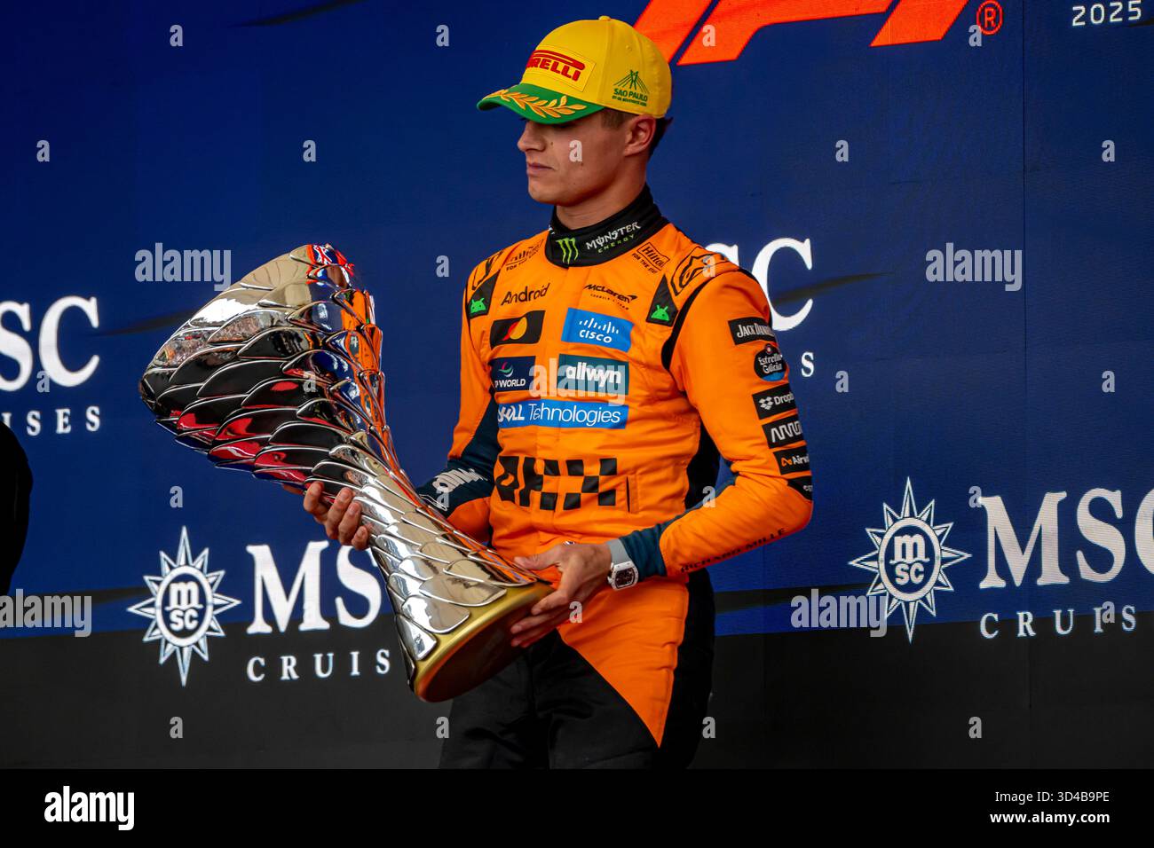 Sao Paulo, Brésil, 09 novembre 2025, Lando Norris, du Royaume-Uni, concourt pour McLaren F1. Le jour de la course du Grand Prix de Sao Paulo 2025, qui se déroule à Sao Paulo, au Brésil. Crédit : Michael Potts/Alamy Live News Banque D'Images
