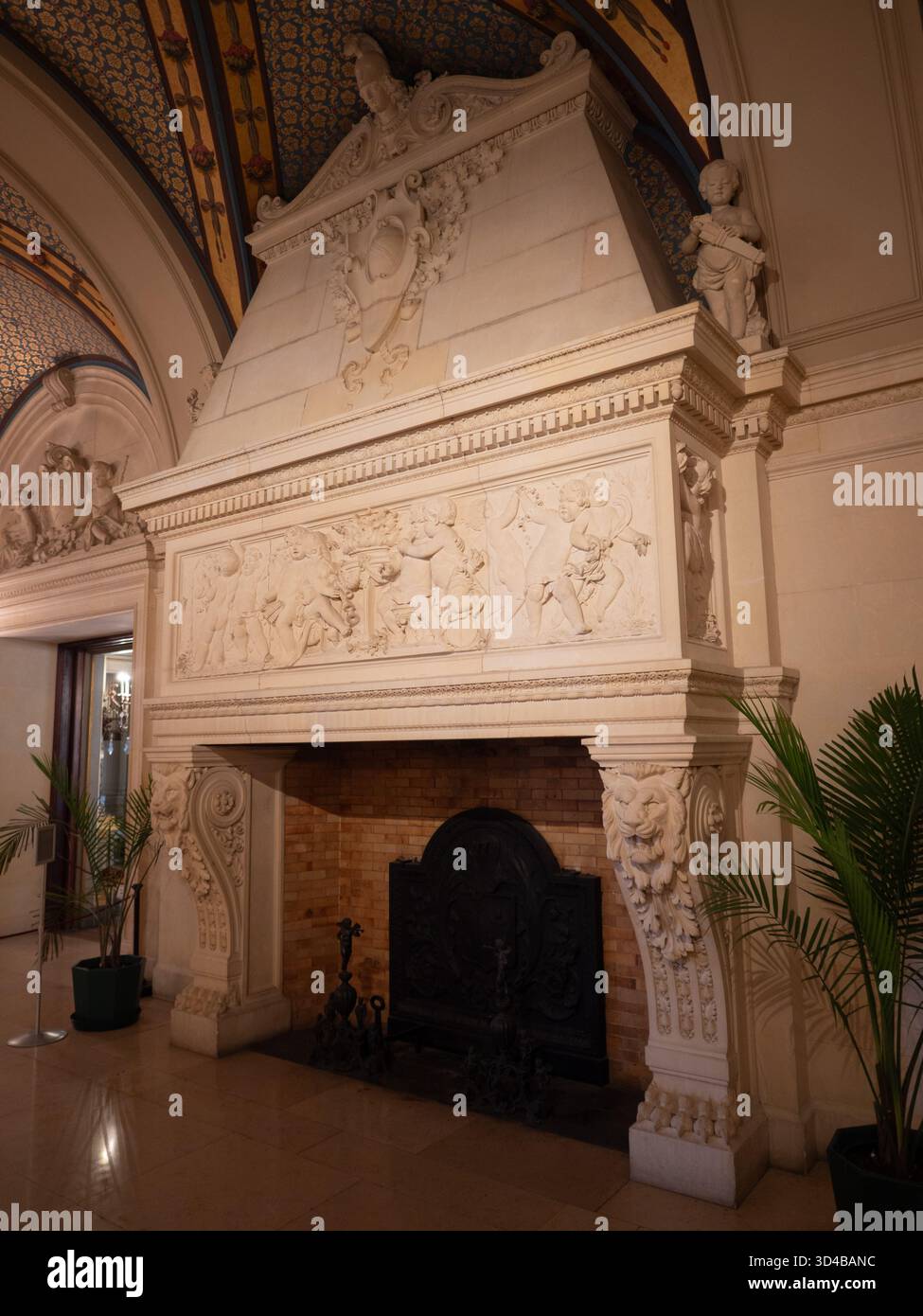 Une cheminée au Great Hall at the Breakers, un manoir de l'âge doré situé à Newport, Rhode Island, le 26 octobre 2025. Photo de Francis Specker Banque D'Images