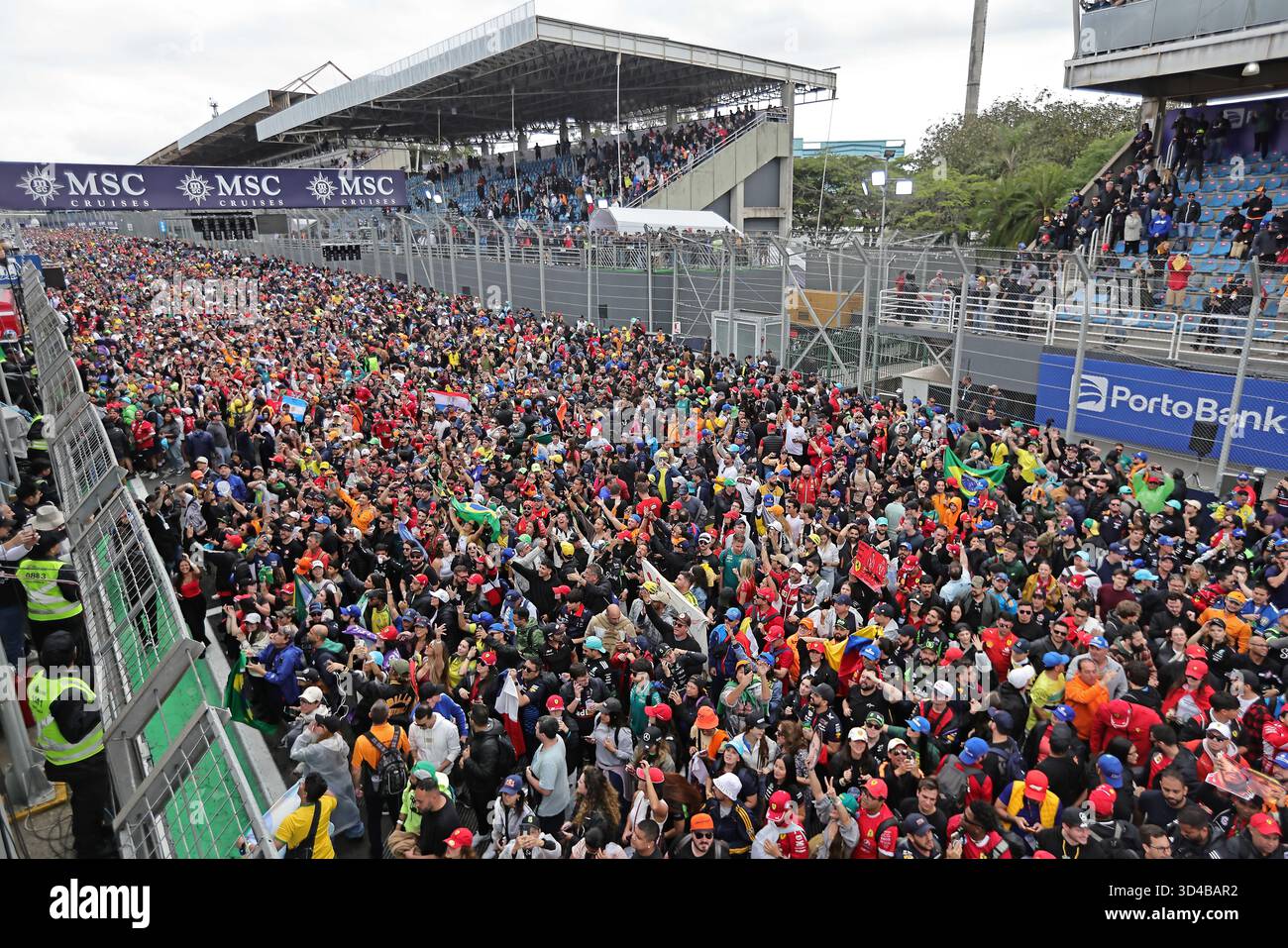 Sao Paulo, Brésil. 9 novembre 2025. La foule envahit la piste.après le Grand Prix de F1 du Brésil à Autodromo Jose Carlos Pace le 09 novembre 2025 à Sao Paulo, Brésil. Photo : Heuler Andrey/DiaEsportivo/Alamy Live News crédit : DiaEsportivo/Alamy Live News Banque D'Images