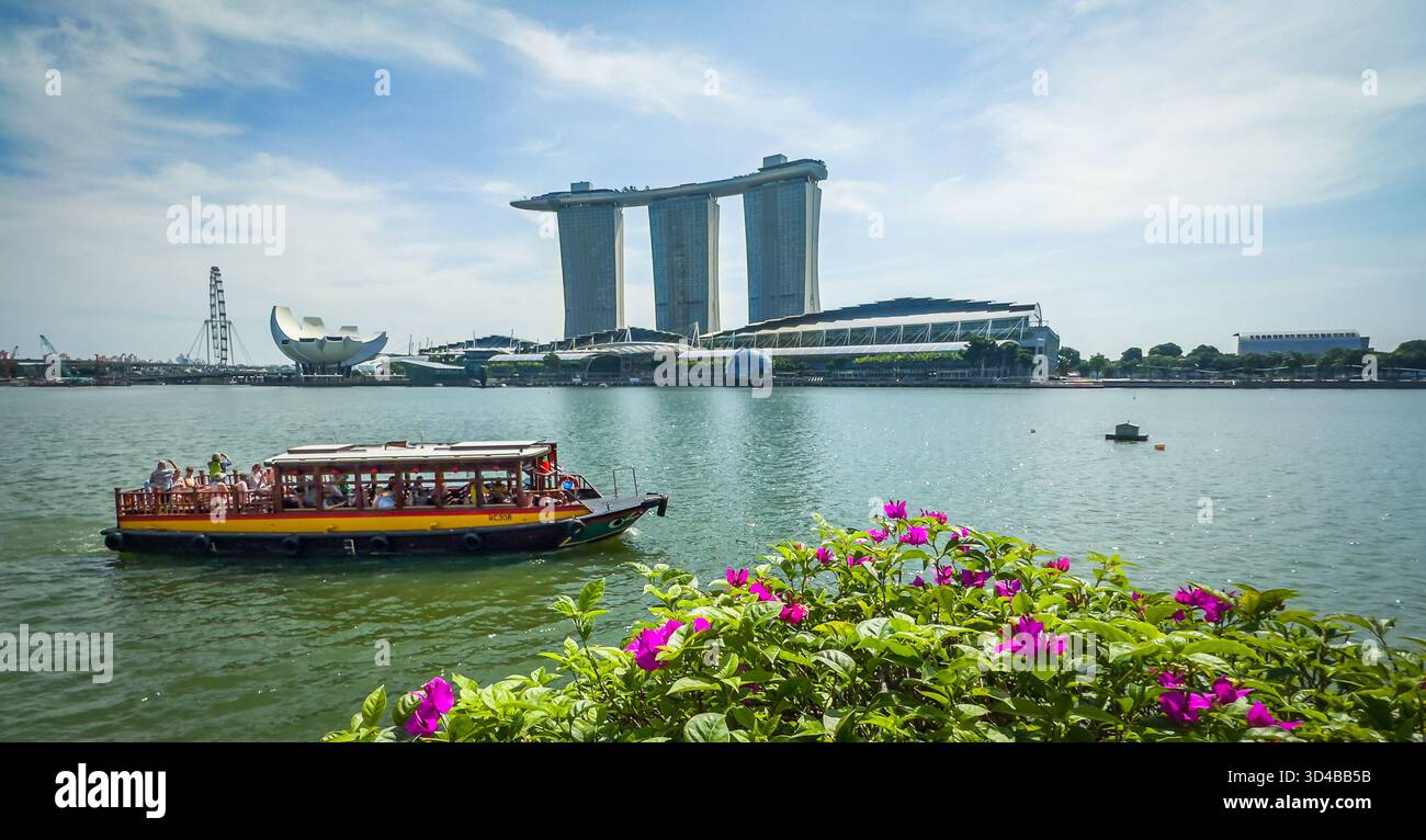 Singapour, le 4 février 2024, vue d'un bateau-marteau sur le fleuve Singapour à Marina Bay Banque D'Images