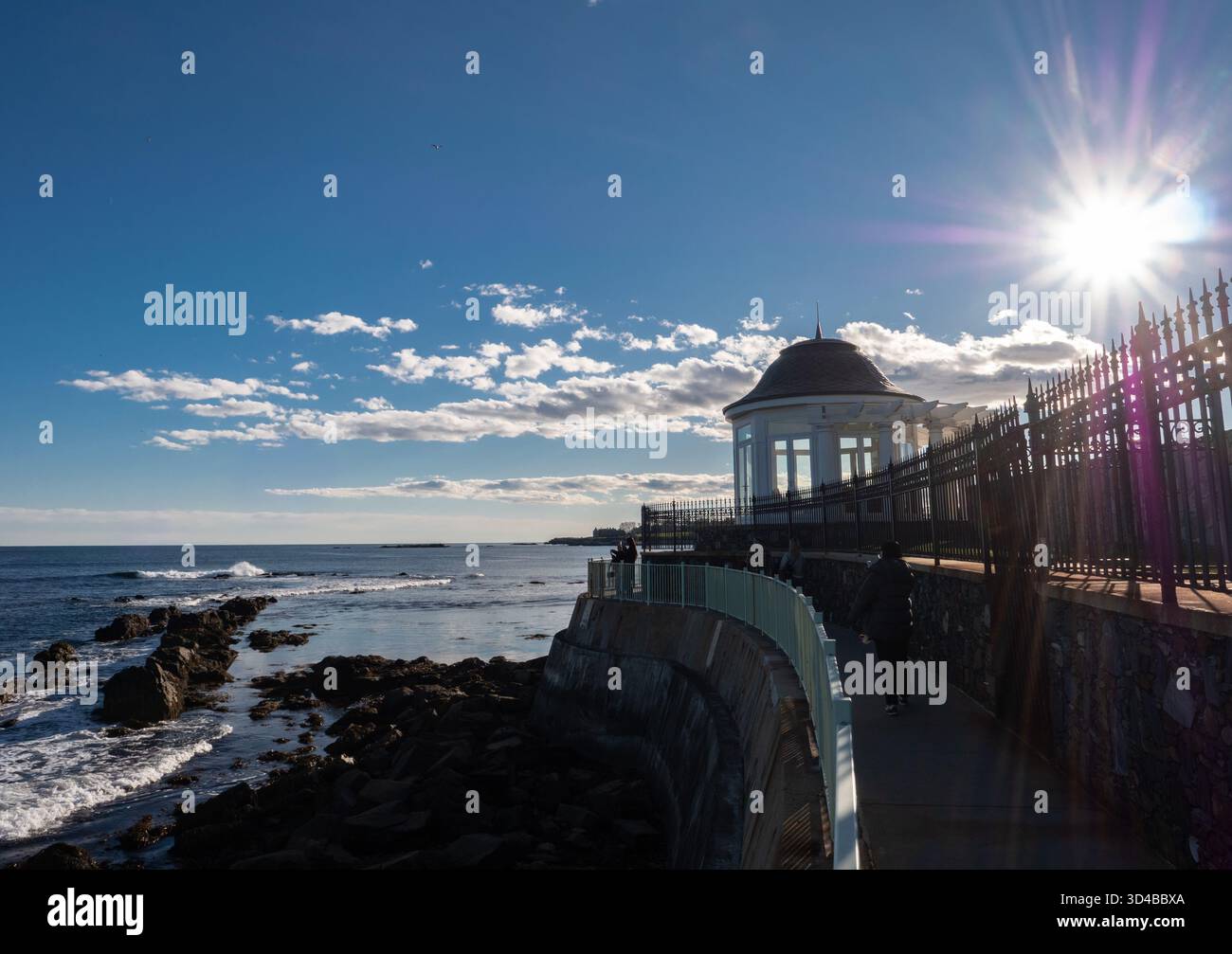 Promenade dans la falaise près du manoir Angelsea situé à Newport, Rhode Island, le 26 octobre 2025. Photo de Francis Specker Banque D'Images