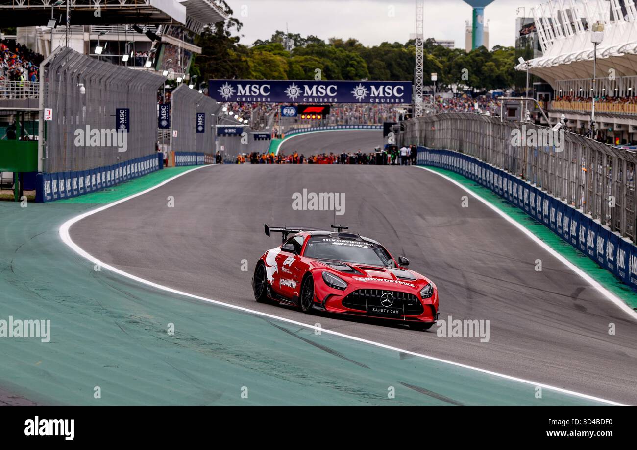 FIA Mercedes-AMG GT Black Series Safety car lors du Grand Premio de Sao Paulo 2025 de formule 1, Grand Prix de Sao Paulo 2025, 21ème manche du Championnat du monde de formule 1 2025 de la FIA du 7 au 9 novembre 2025 sur l'Interlagos, à Sao Paulo, au Brésil Banque D'Images