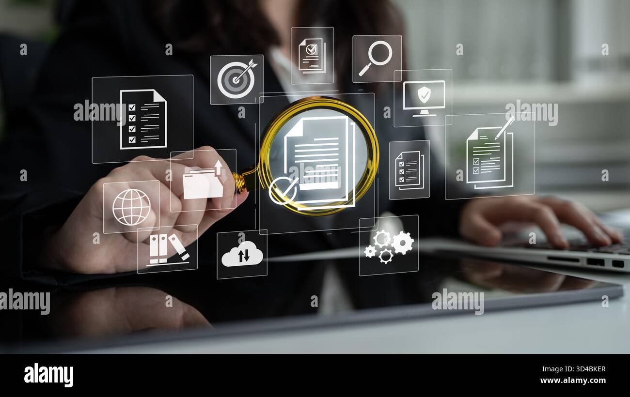 Concept de conformité d'entreprise et de contrôle de qualité. En suivant une liste de contrôle et en respectant la politique et les normes réglementaires de l'entreprise, confirmées par an Banque D'Images