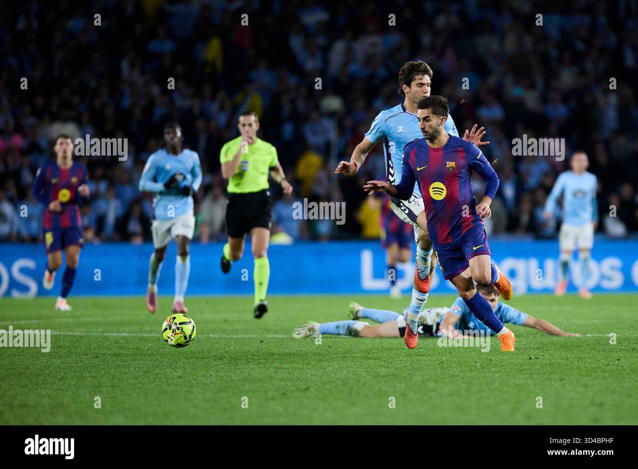 Vigo, Espagne. 10 novembre 2025. VIGO, ESPAGNE - 9 NOVEMBRE : Ferran Torres du FC Barcelone court avec le ballon lors du match LaLiga EA Sports entre le RC Celta de Vigo et le FC Barcelone au stade Abanca Balaidos le 9 novembre 2025 à Vigo, Espagne. (Photo de Diego Simon/photo Players images/Magara Press) crédit : Magara Press SL/Alamy Live News Banque D'Images