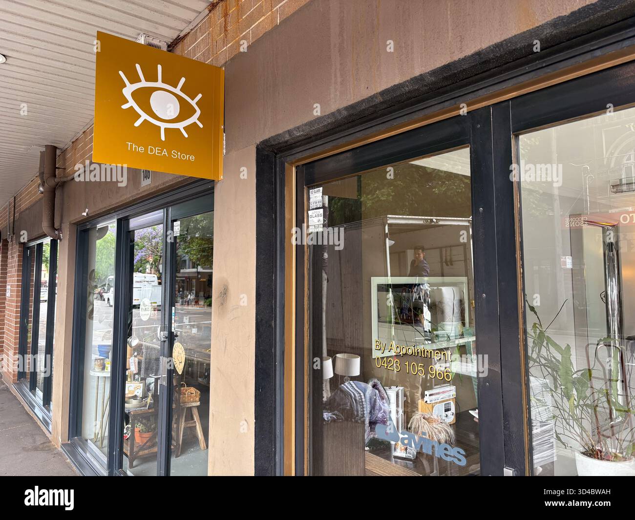 Le DEA Store, un établissement de vente au détail à Sydney, en Australie, arborant son logo visuel distinctif et une vitrine moderne reflétant l'urbain Banque D'Images