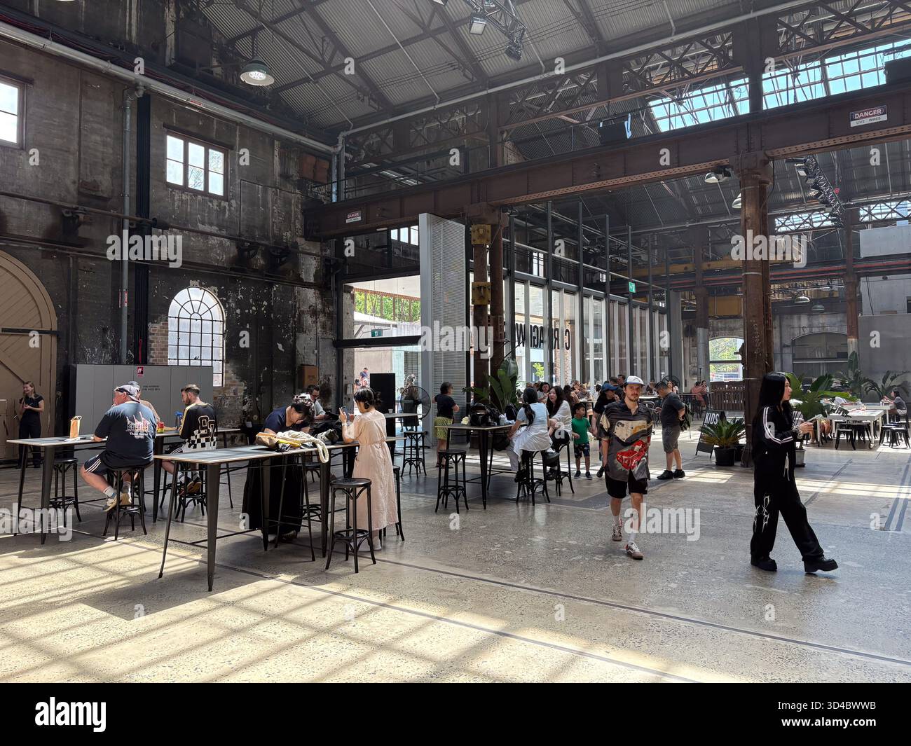 Carriageworks Farmers Market à Sydney, Australie, animé par les visiteurs dans son cadre de bâtiments industriels réaménagés. Banque D'Images