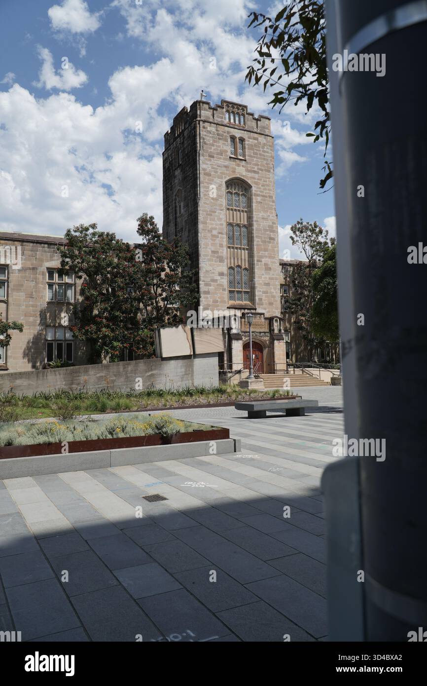 School of Geosciences, Université de Sydney, un bâtiment historique en grès avec une tour proéminente et une architecture néo-gothique par une journée ensoleillée. Banque D'Images