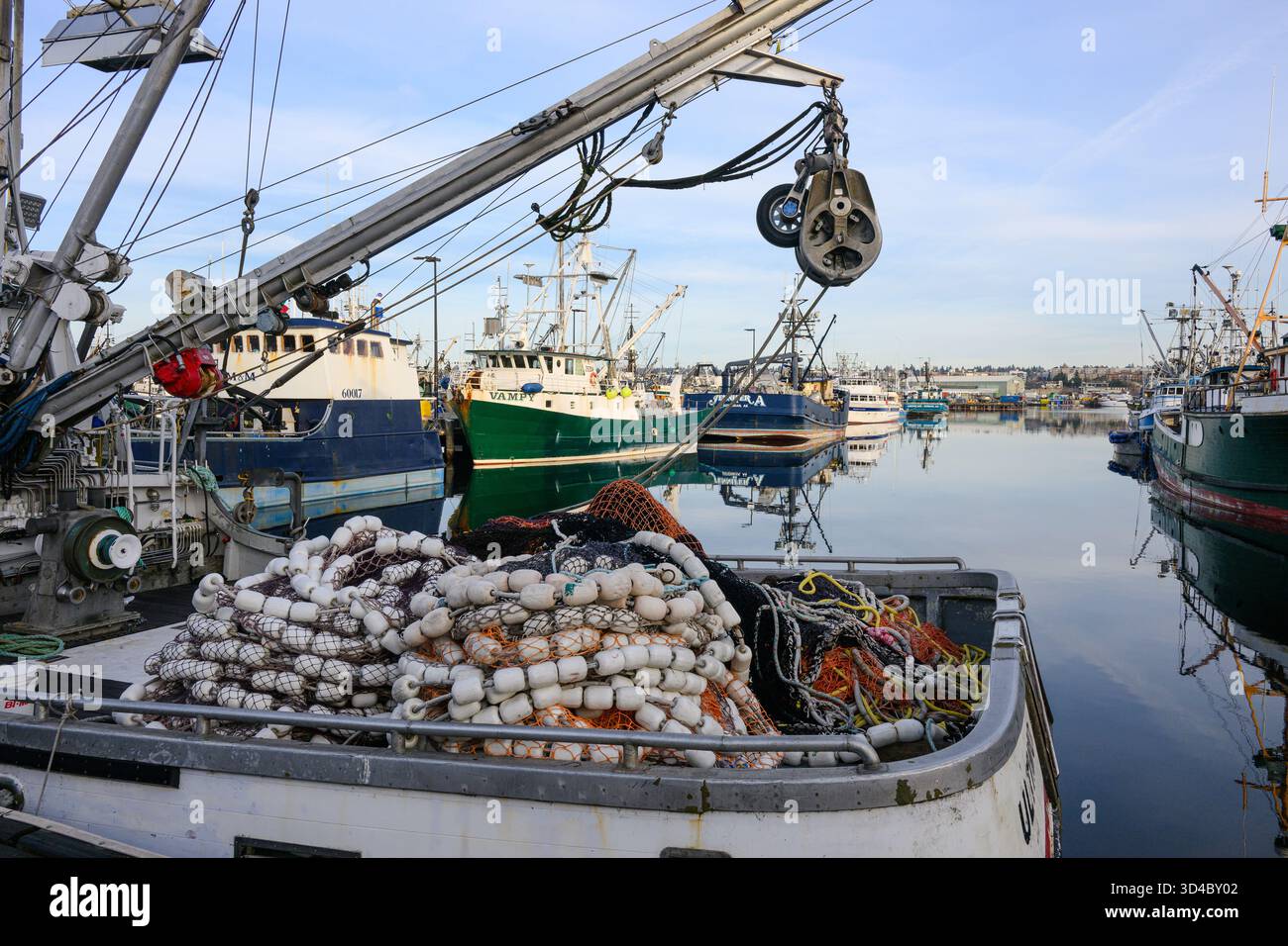 Seattle, WA, États-Unis - 9 novembre 2025 ; bateaux de pêche commerciale amarrés au terminal des pêcheurs avec filet et flotteurs Banque D'Images
