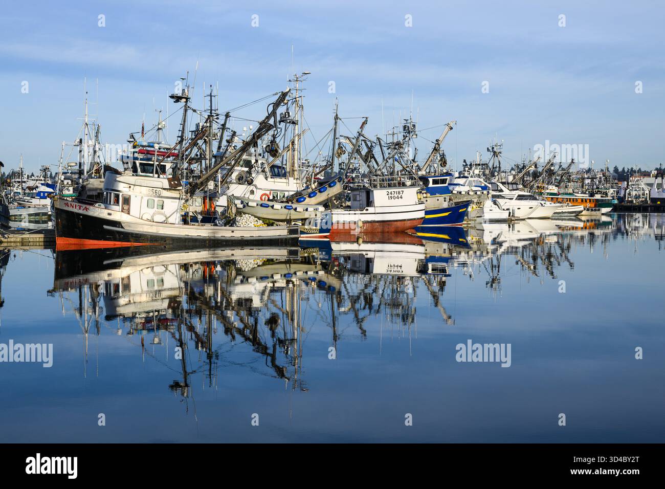 Seattle, WA, États-Unis - 9 novembre 2025 ; bateaux de pêche commerciale amarrés au terminal des pêcheurs réfléchissant sur l'eau calme Banque D'Images