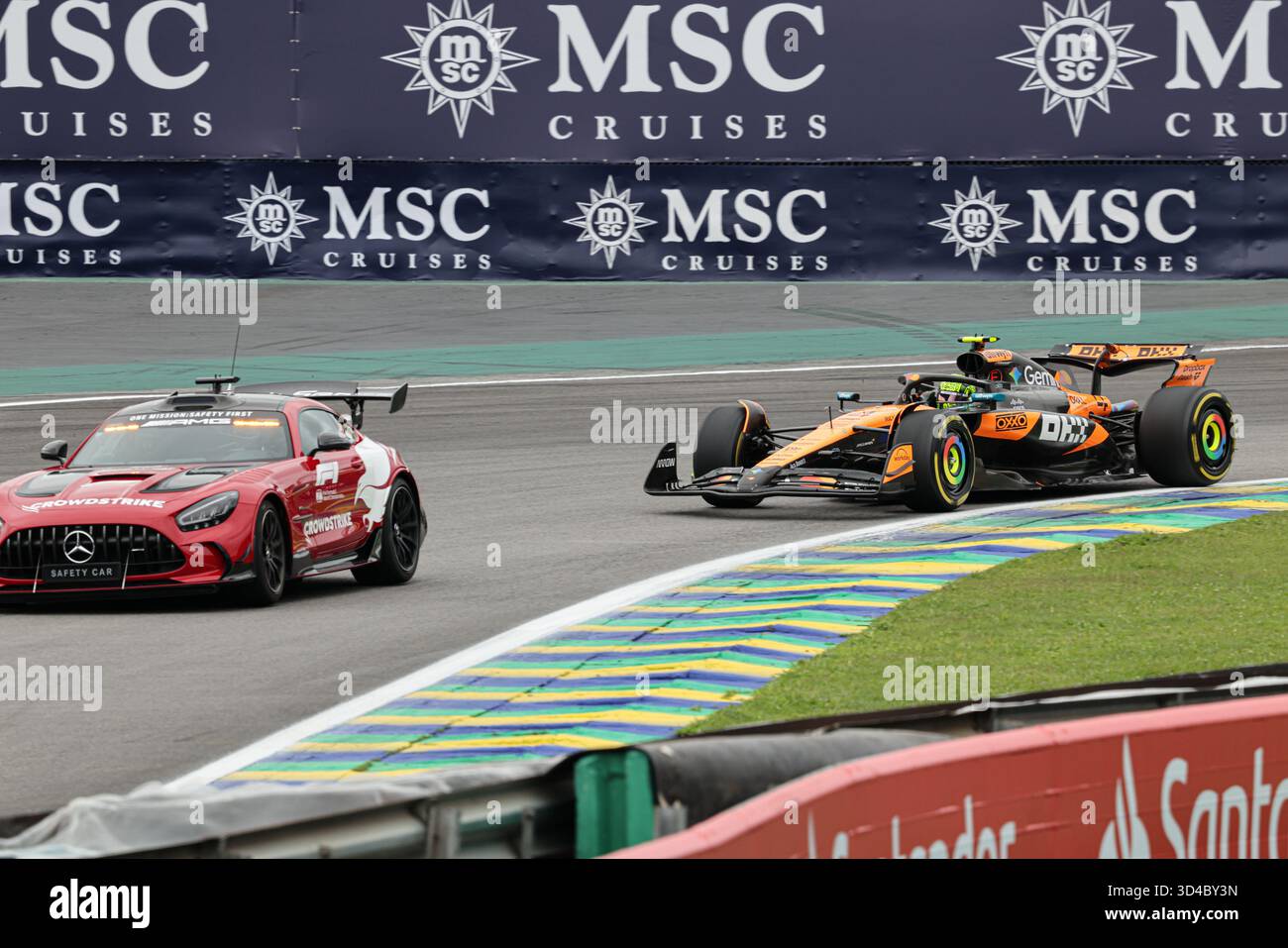 10/19/2025 - voiture de sécurité - Mercedes AMG GT Black Series et Lando Norris (GBR) - McLaren Formula 1 Team - McLaren MCL39 - Mercedes lors de la course du Grand Prix de formule 1 MSC Cruises São Paulo 2025 à Autódromo José Carlos Pace, São Paulo, Brésil, avant la 21e manche du Championnat du monde FIA de formule 1 2025 (6-9 novembre 2025). (Photo Alessio de Marco/Sipa USA) Banque D'Images