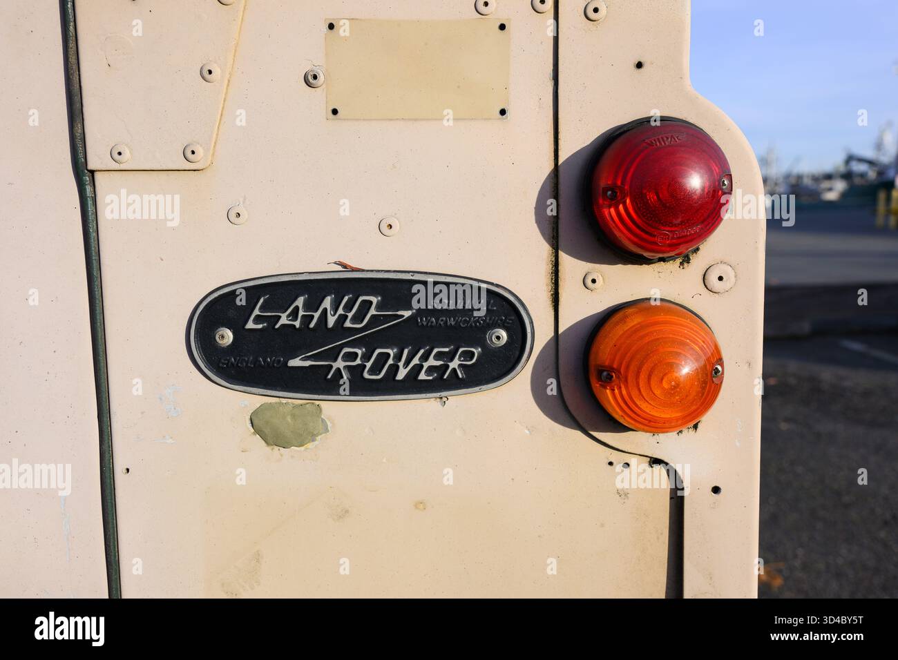 Seattle, WA, États-Unis - 9 novembre 2025 ; badge de plaque signalétique arrière sur un véhicule Land Rover série 3 classique avec feux et lieu de fabrication Banque D'Images