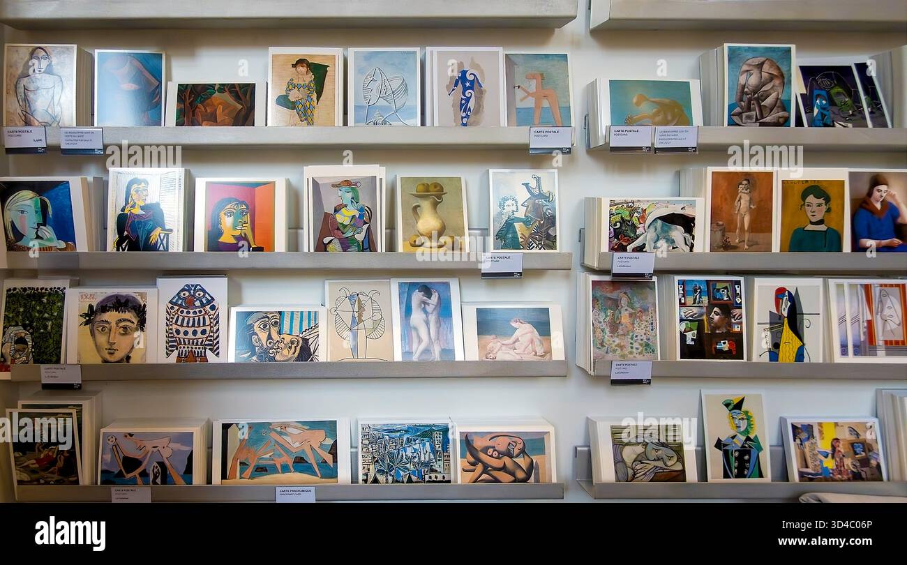 Reproductions de cartes postales et d'affiches dans la boutique de cadeaux du Musée Picasso, Marais, Paris, France Banque D'Images