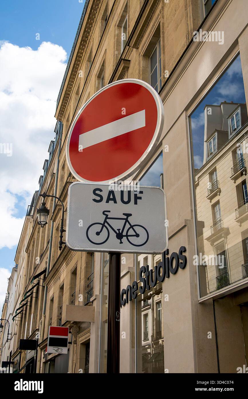 Panneau routier pas d'entrée à la circulation sauf vélos Paris, France Banque D'Images