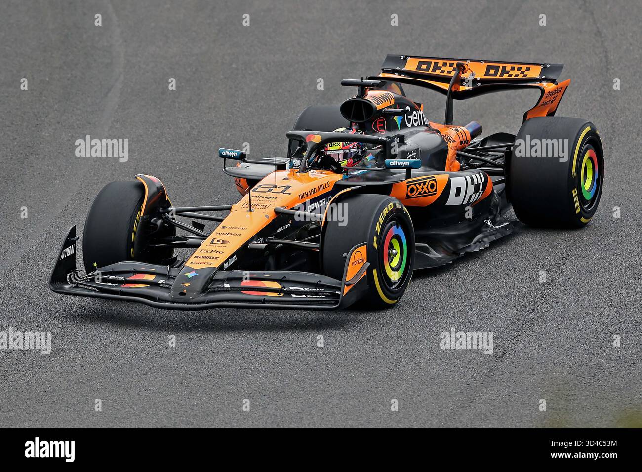 Sao Paulo, Brésil. 9 novembre 2025 ; Sao Paulo, Brésil : Oscar Piastri (AUS) McLaren F1 Team MCL39 Mercedes lors du Grand Prix F1 du Brésil à l'Autodromo Jose Carlos Pace crédit : action plus Sports images/Alamy Live News Banque D'Images