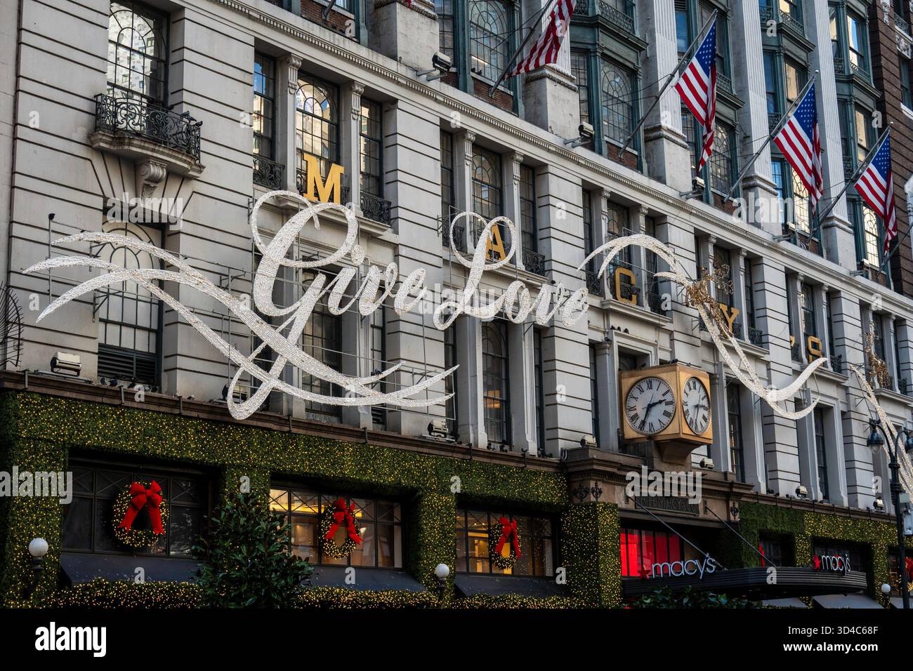 Les décorations de vacances de Macy sont toujours un arrêt touristique populaire à Herald Square, New York City, USA 2025 Banque D'Images