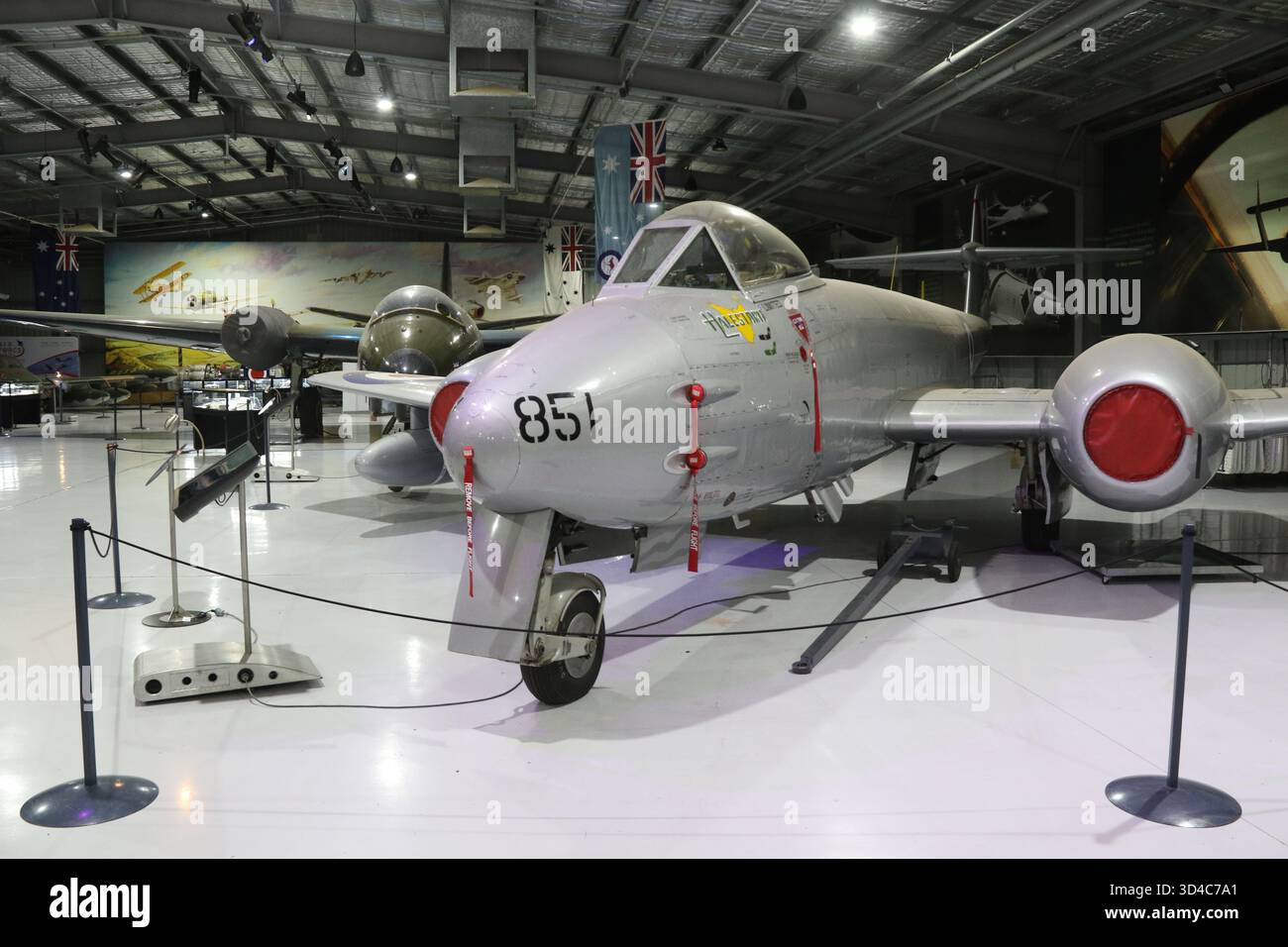 Temora, Nouvelle-Galles du Sud, Australie. 10 novembre 2025. Temora Aviation Museum offre une entrée gratuite du 2 septembre au 20 novembre 2025 pour marquer les 80 ans de la fin de la seconde Guerre mondiale. Fondé en 1999, le musée de l'aviation de Temora présente l'une des plus belles collections d'avions historiques volants au monde. Photo : Gloster Meteor F.8. Crédit : Carrot/Alamy Live News Banque D'Images