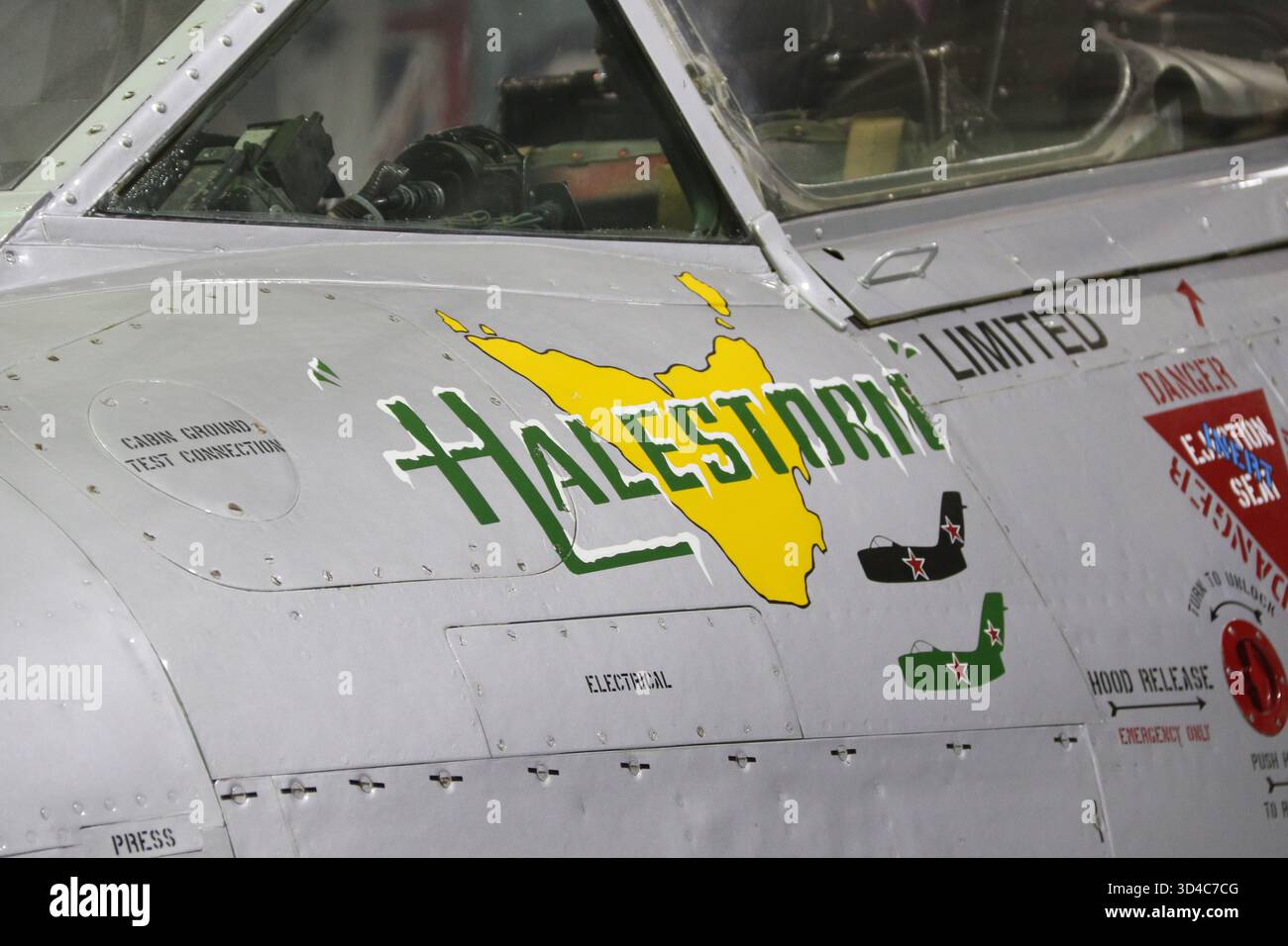 Temora, Nouvelle-Galles du Sud, Australie. 10 novembre 2025. Temora Aviation Museum offre une entrée gratuite du 2 septembre au 20 novembre 2025 pour marquer les 80 ans de la fin de la seconde Guerre mondiale. Fondé en 1999, le musée de l'aviation de Temora présente l'une des plus belles collections d'avions historiques volants au monde. Photo : Gloster Meteor F.8. Crédit : Carrot/Alamy Live News Banque D'Images