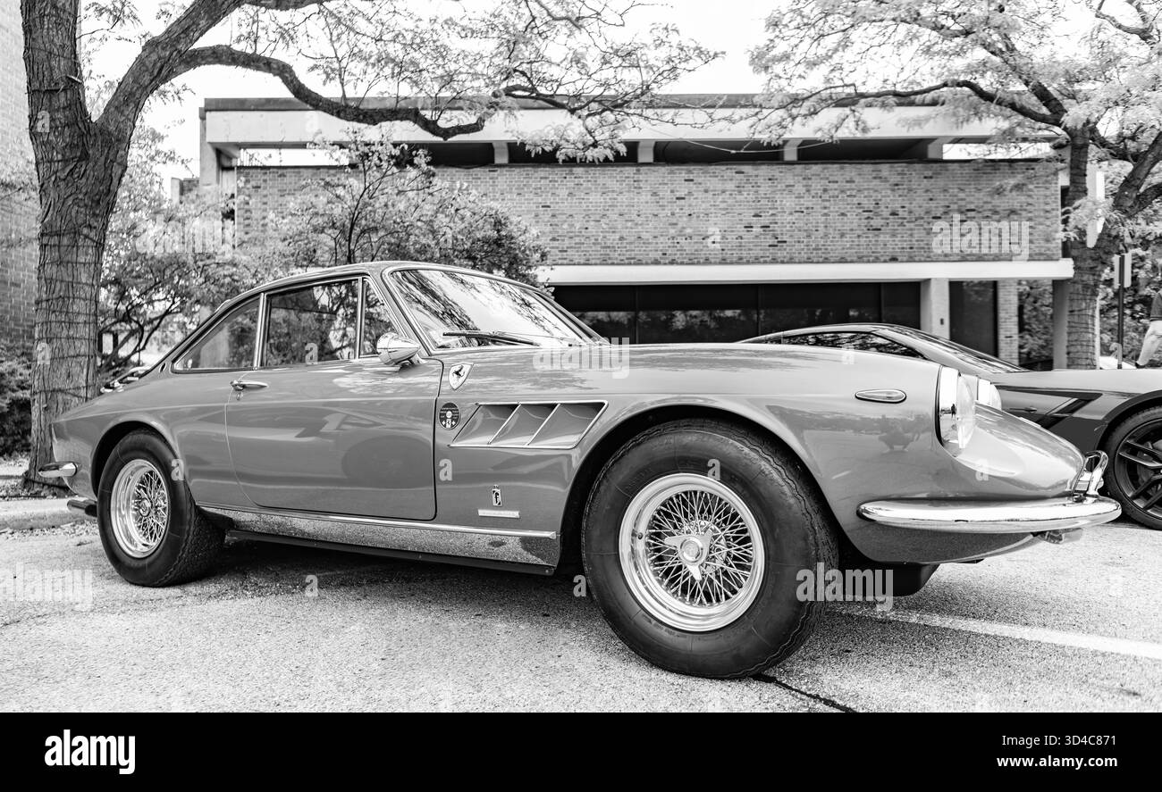 Chicago, Illinois - septembre 29, 2024:F errari 500 Superfast Speziale 1965 . Green Ferrari 500 Superfast Speziale 1965 garé dans la rue. Banque D'Images