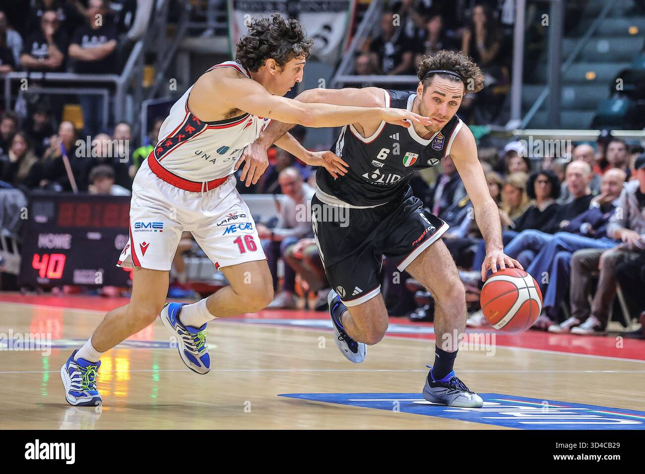 Bologne, Italie. 09 novembre 2025. 06 Alessandro PAJOLA Virtus Olidata Bologna [BASKETBALL] - ITALIEN SERIE A1 match Virtus Olidata Bologna - UNA Hotels Reggio Emilia 09-11-2025 16 Lorenzo Uglietti UNA Hotels Reggio Emilia [BASKETBALL] - ITALIEN SERIE A1 match Virtus Olidata Bologna - UNA Hotels Reggio Emilia 09-11-2025 pendant Virtus Olidata Bologna vs una Hotels Reggio Emilia, Italian Basketball Serie A match in Bologna, Italy, November 2025 Live News Alamy Banque D'Images