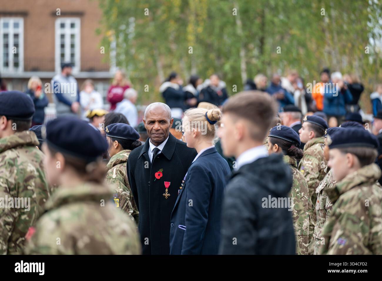 Watford, Royaume-Uni, 9 novembre 2025, Watford se souvient, les gens sont sortis pour se souvenir des morts le dimanche du souvenir. Il y a eu un court défilé de l'étang au Mémorial de la paix et des couronnes ont été placées par Peter Taylor, le maire de Watford, Matt Turmaine député de Watford et beaucoup d'autres., Andrew Lalchan Photography/Alamy Live News Banque D'Images