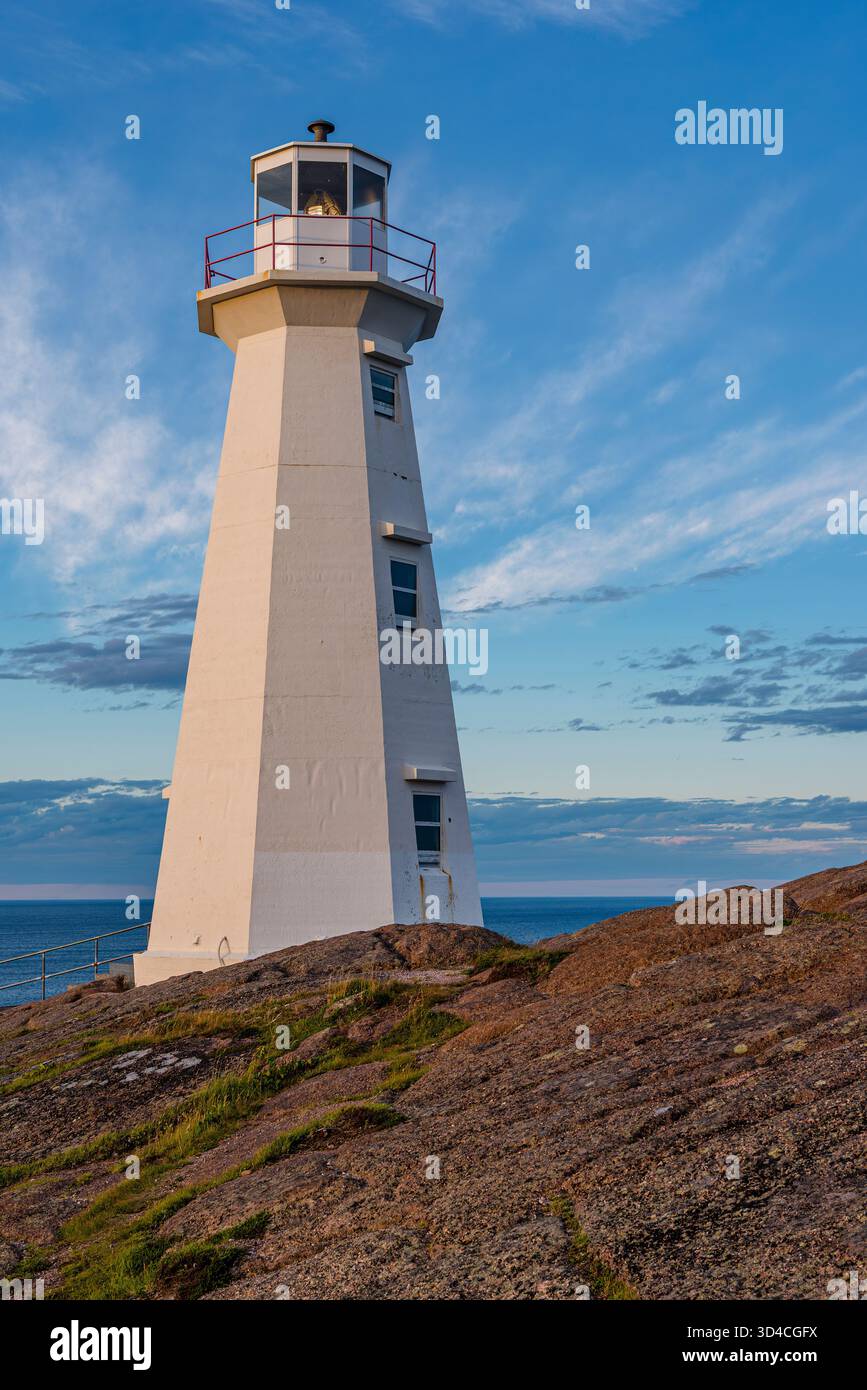 Cape Spear, phare de Terre-Neuve au coucher du soleil avec un ciel spectaculaire Banque D'Images