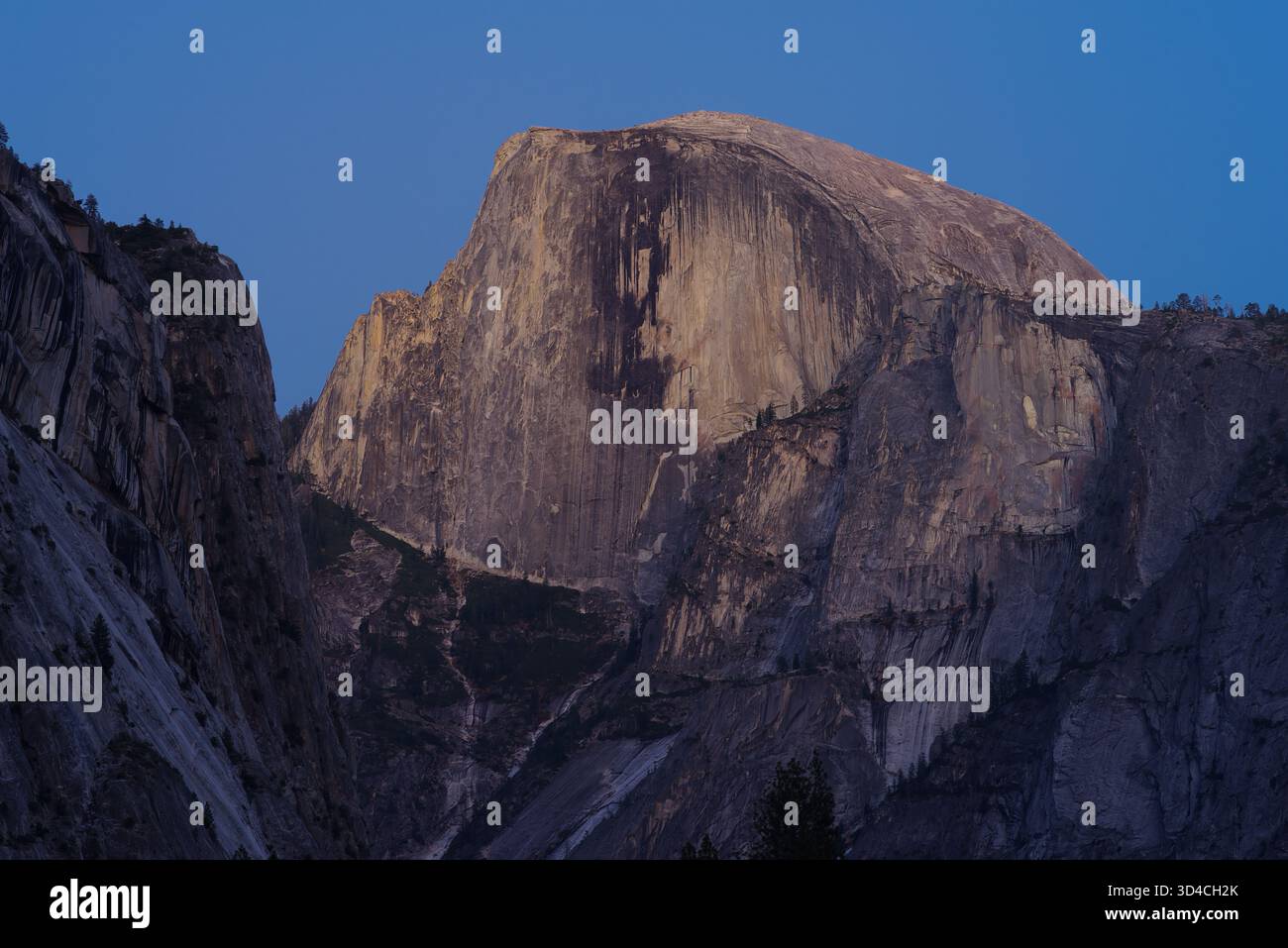 Demi-dôme à Yosemite montré au crépuscule. Banque D'Images