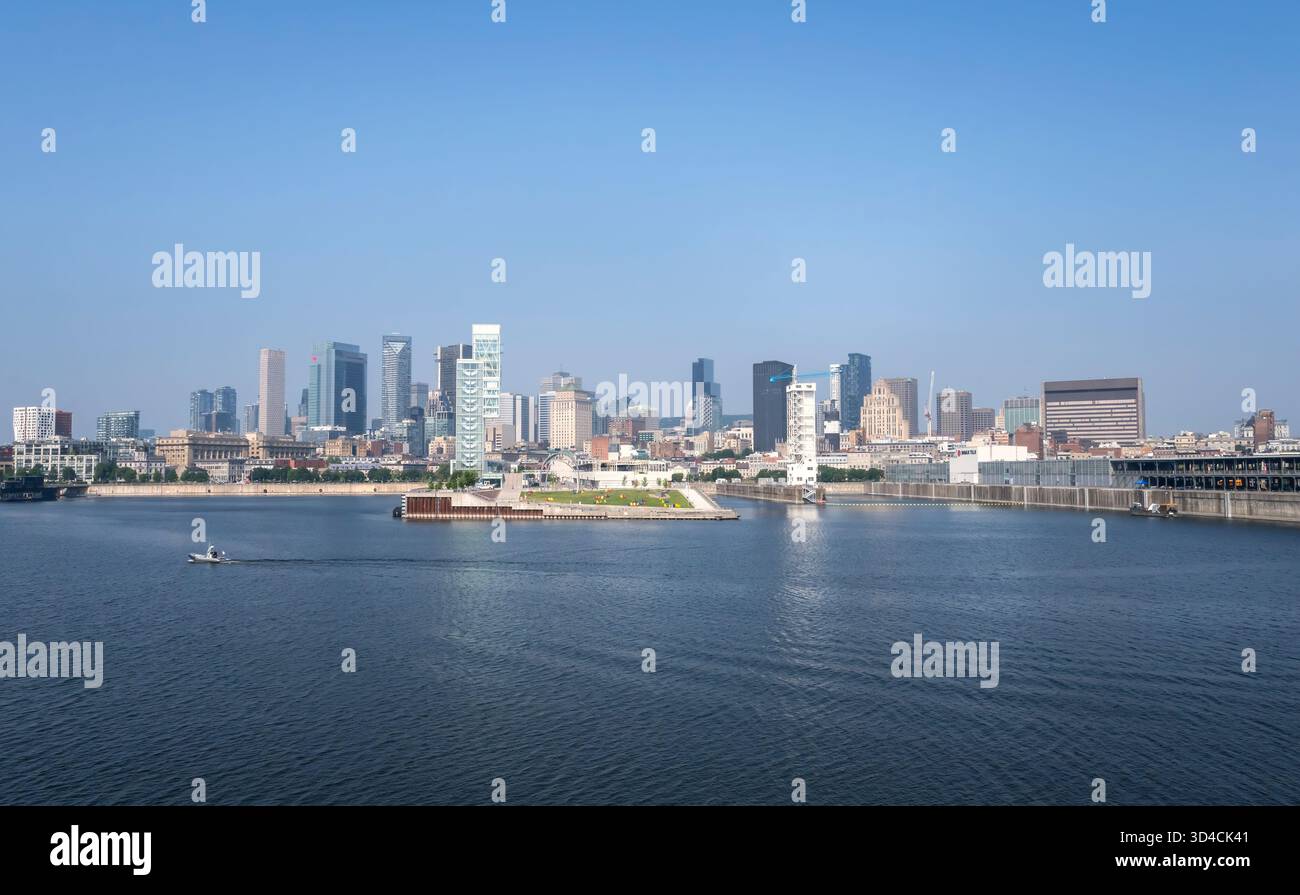 Vue depuis la rivière du Vieux-Port de Montréal, Québec, Canada, par une matinée ensoleillée avec un ciel bleu clair Banque D'Images