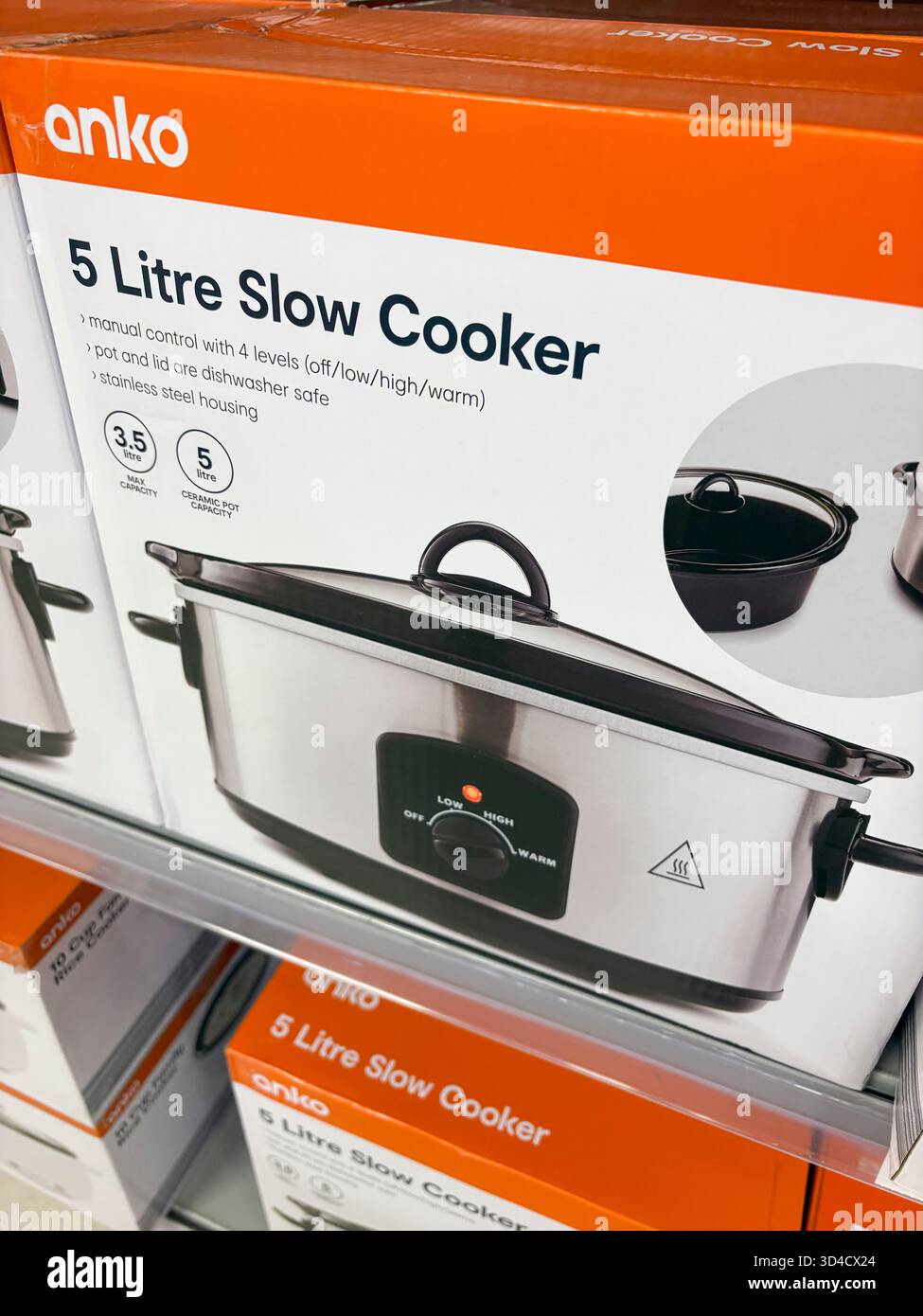 Kmart Australie magasin vendant sa propre marque ANKO 5 litres mijoteuse cuisine pot, Sydney, Australie - Image de stock capturée avec un smartphone