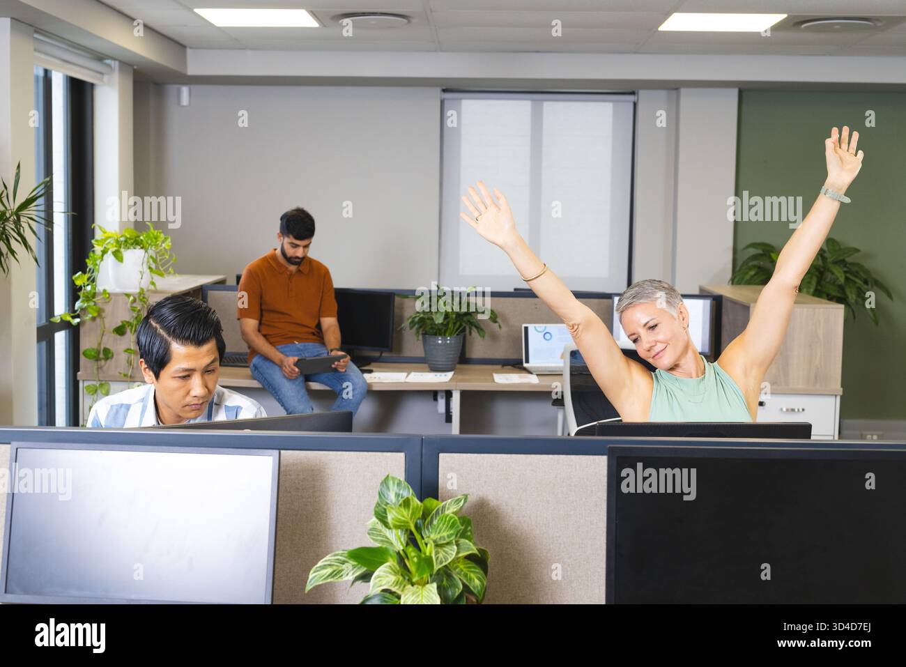 Multitâche divers collègues étirant et examinant au bureau avec des ordinateurs, espace de copie Banque D'Images