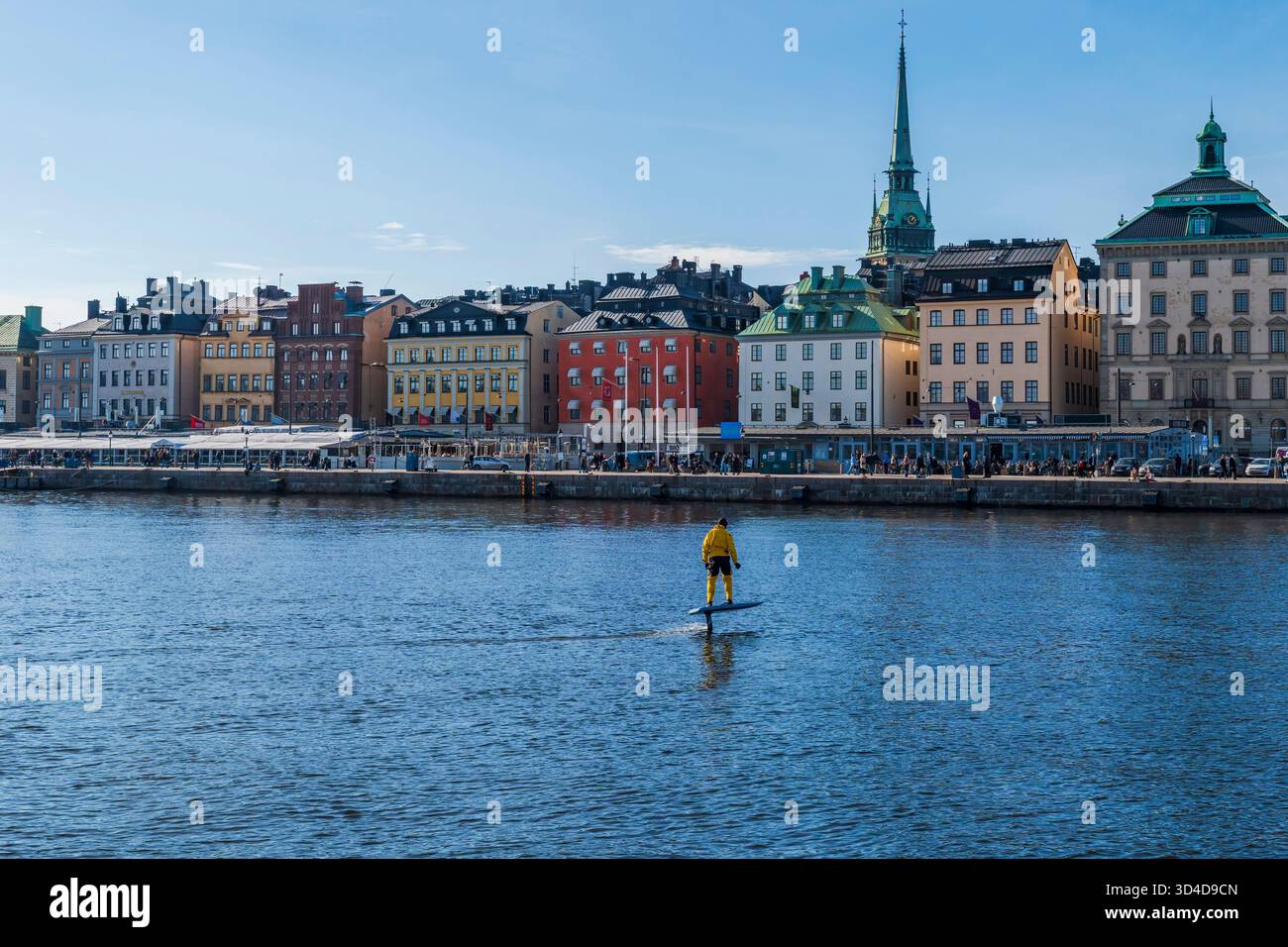 SUÈDE, STOCKHOLM - 08 MARS 2025 : un homme monte une planche d'hydroptère électrique sur un canal du port de Stockholm. Les hydroptères électriques offrent une glisse A. Banque D'Images