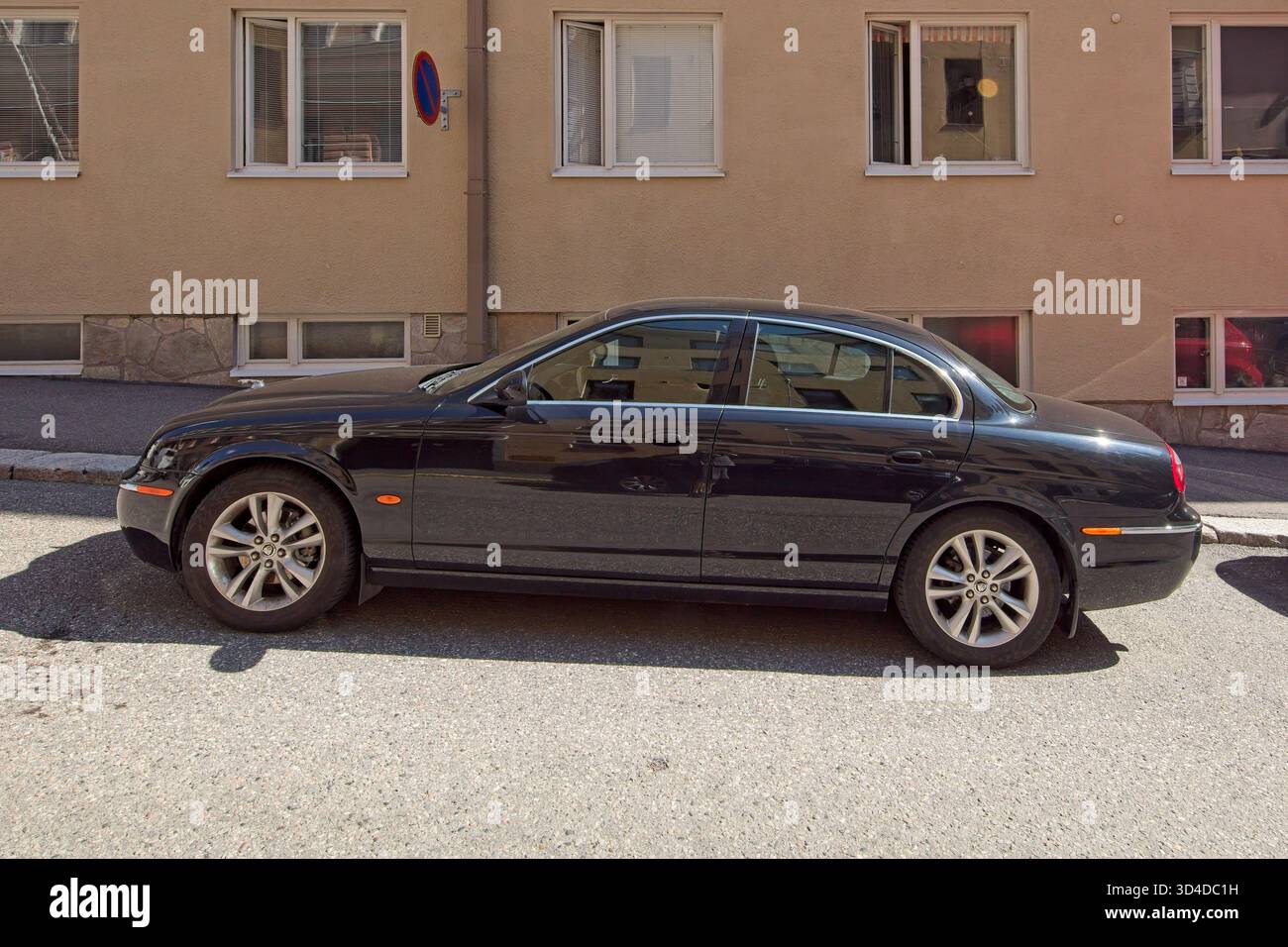 Kruunuhaka, Helsinki, Finlande - 13 août. 2025 : Jaguar S-type II 3,0 V6 FB FG (2004) voiture garée en ville. Banque D'Images
