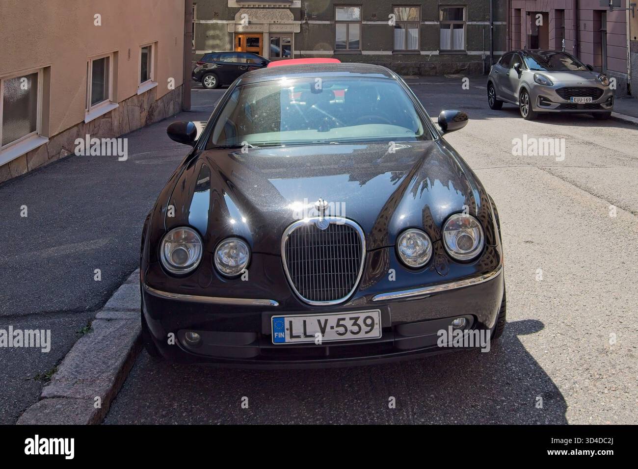 Kruunuhaka, Helsinki, Finlande - 13 août. 2025 : Jaguar S-type II 3,0 V6 FB FG (2004) voiture garée en ville. Banque D'Images