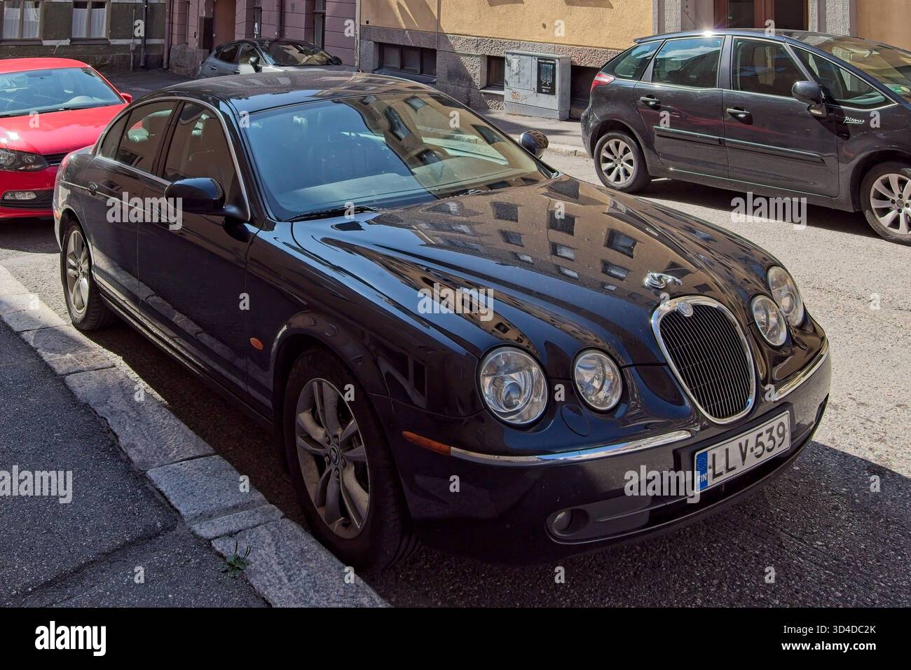 Kruunuhaka, Helsinki, Finlande - 13 août. 2025 : Jaguar S-type II 3,0 V6 FB FG (2004) voiture garée en ville. Banque D'Images