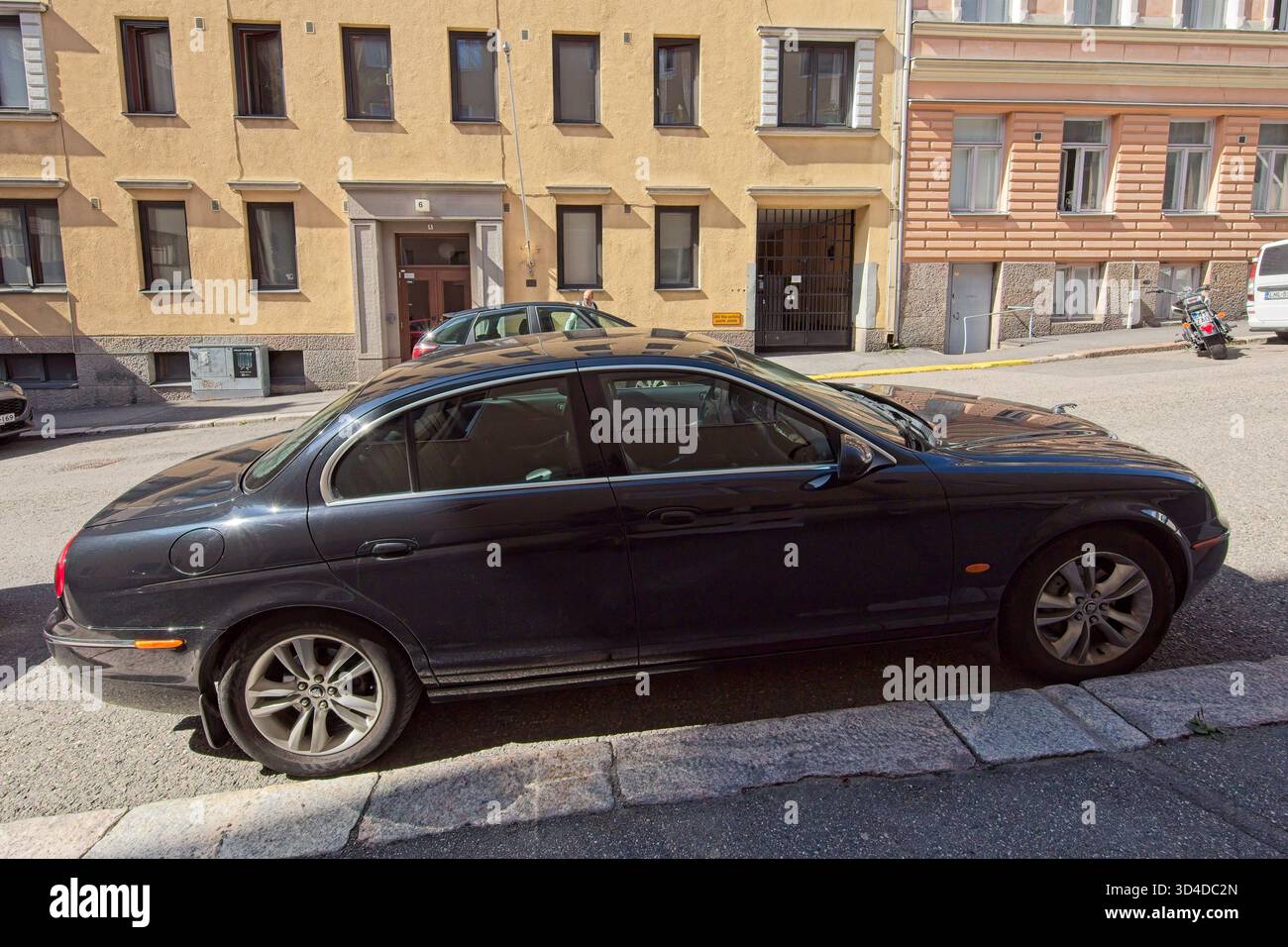 Kruunuhaka, Helsinki, Finlande - 13 août. 2025 : Jaguar S-type II 3,0 V6 FB FG (2004) voiture garée en ville. Banque D'Images