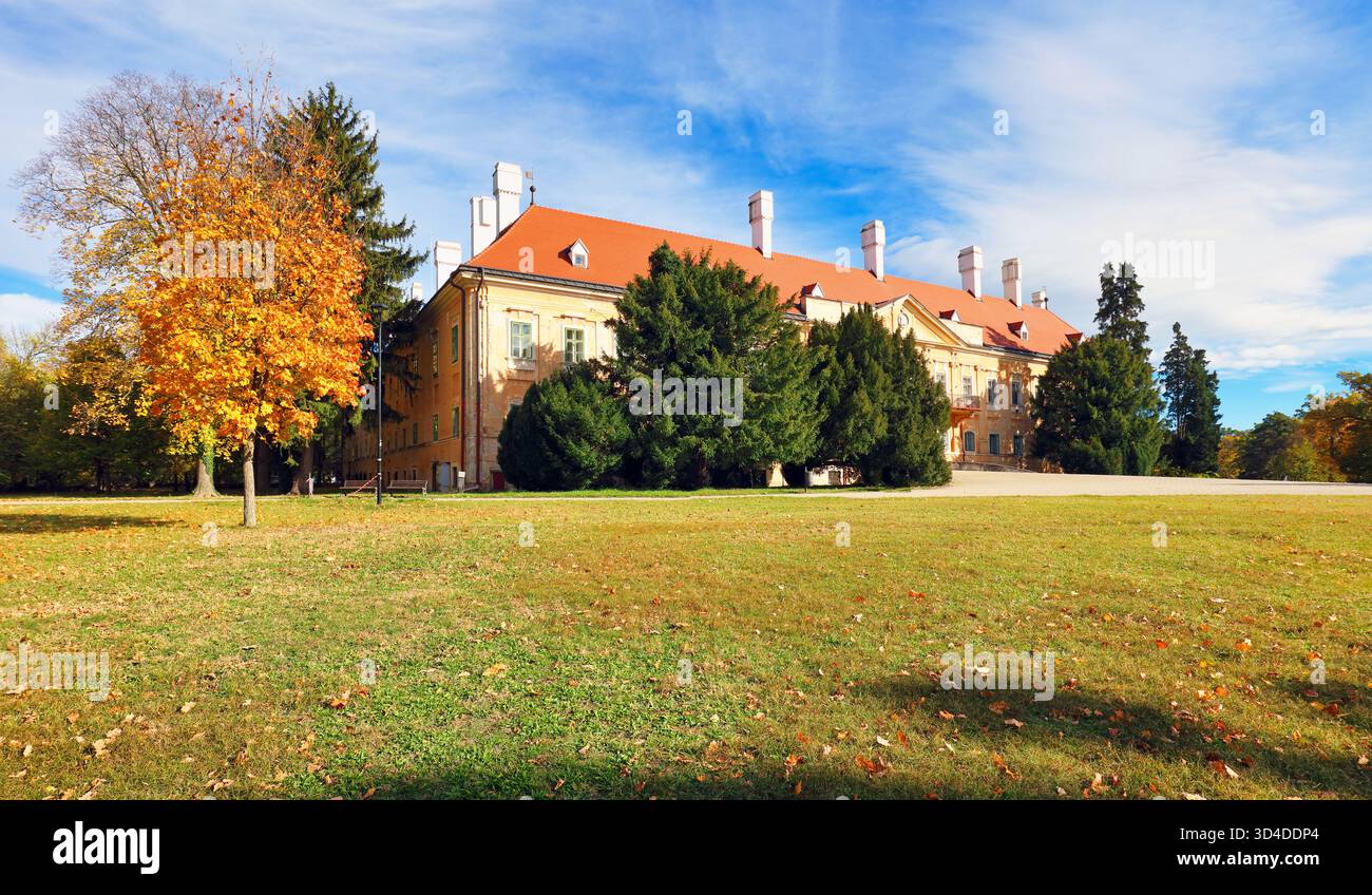Slovaquie - ville Malacky avec vieux château dans le parc d'automne Banque D'Images