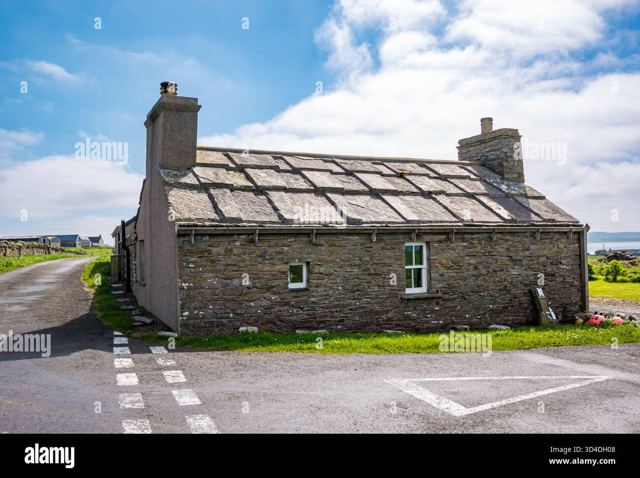 Maison traditionnelle avec toit en pierre sur l'île de Papa Westray, Orcades, Écosse, Royaume-Uni Banque D'Images