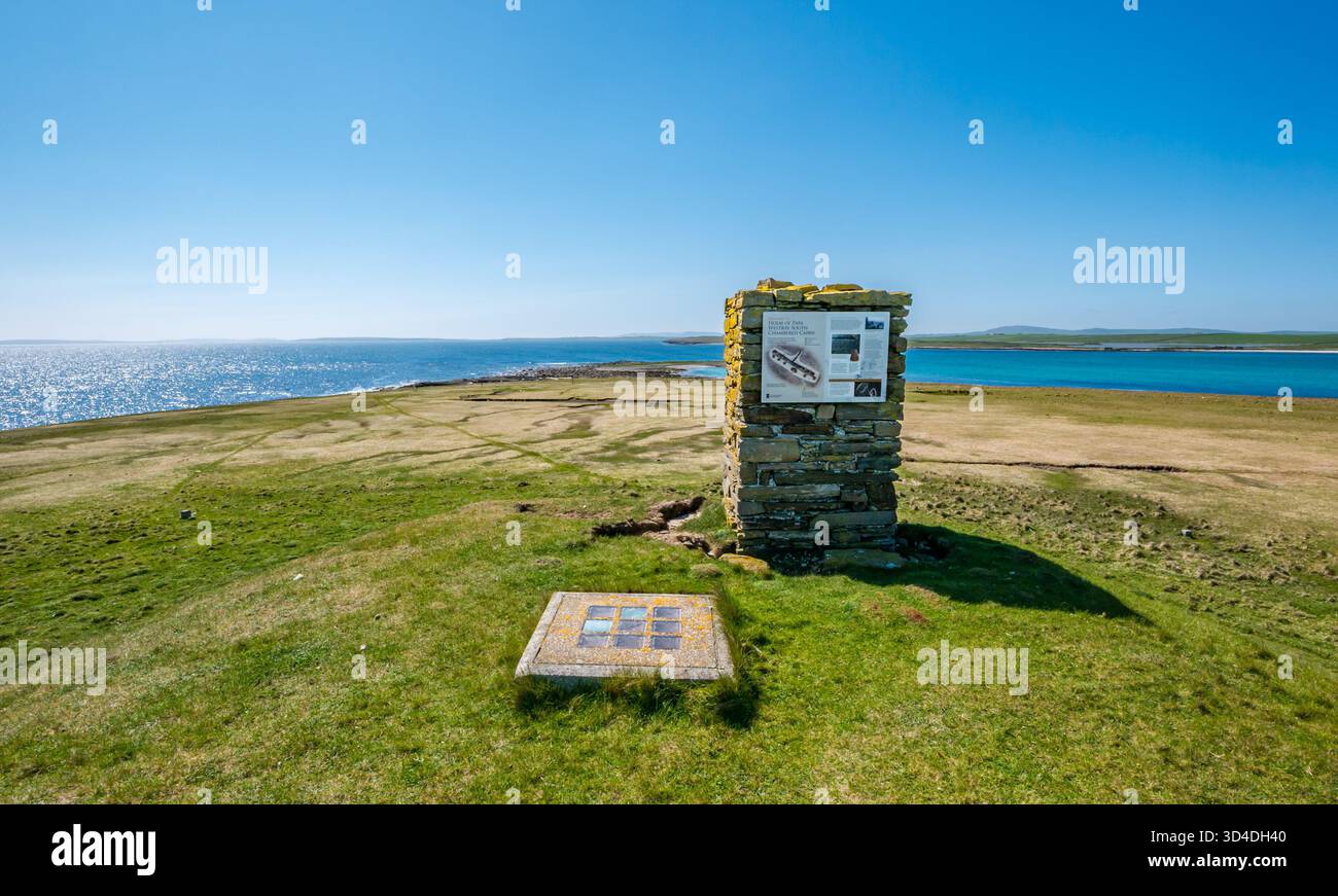 Chambre funéraire néolithique ou panneau d'information cairn chambré, Holm of Papa Island, Papa Westray, Orcades Islands, Écosse, Royaume-Uni Banque D'Images