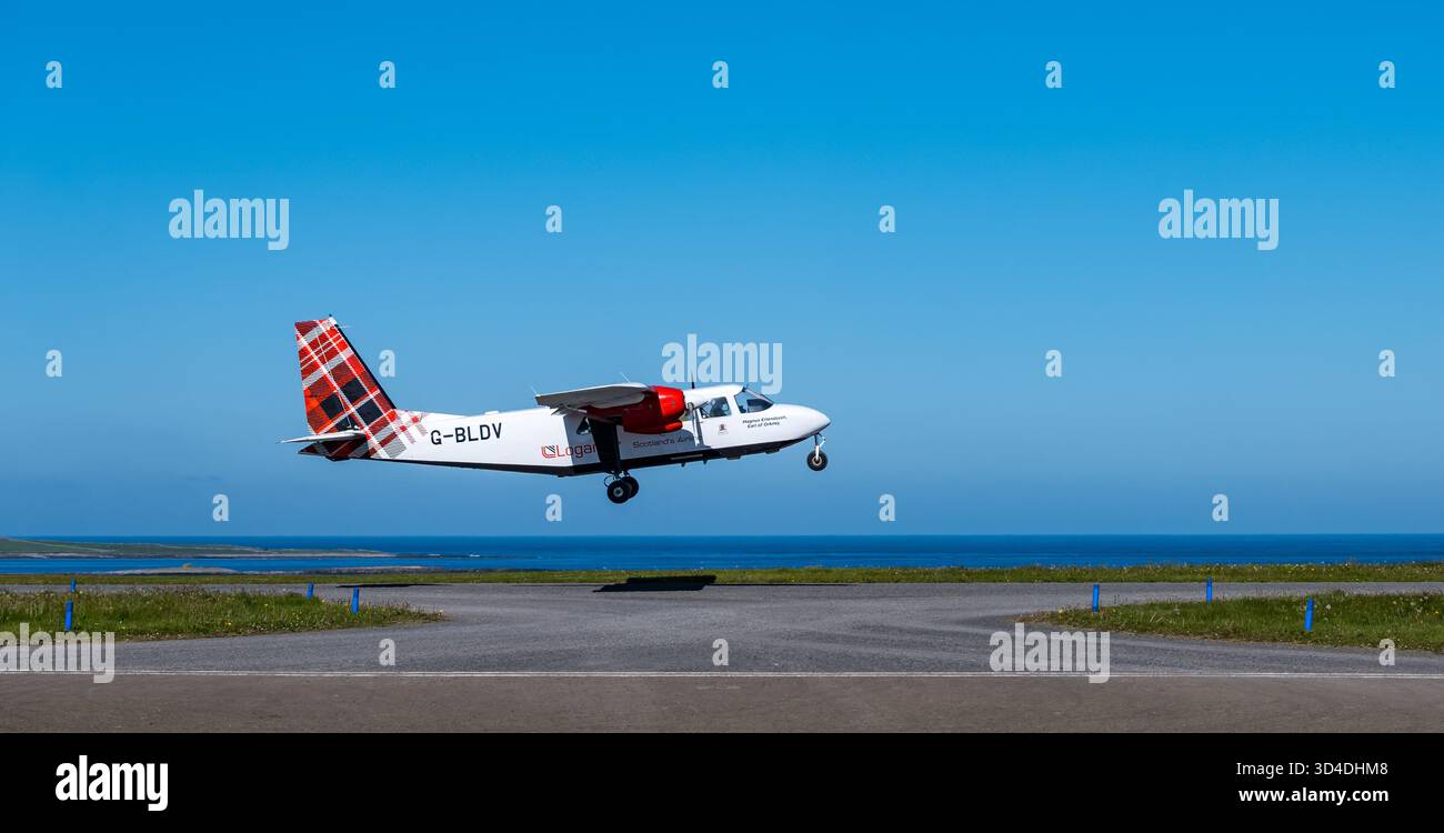 Loganair BN2 Islander Magnus Erlendsson avion décollant de la piste à l'aéroport de Papa Westray, Orcades Islands, Écosse, Royaume-Uni Banque D'Images