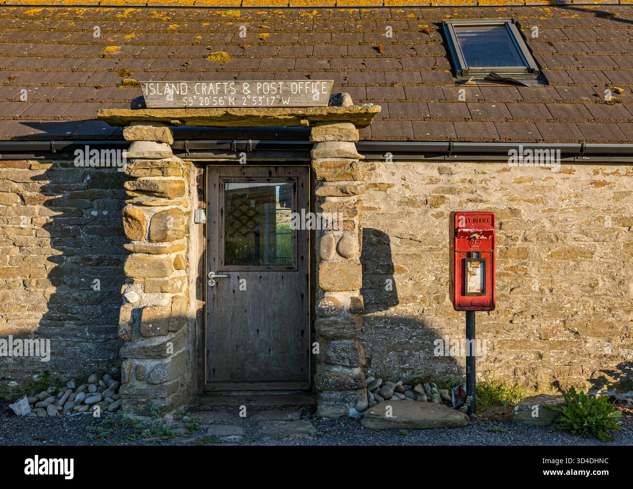 Bureau de poste Papa Westray avec les coordonnées de latitude et de longitude, Orkney Islands, Écosse, Royaume-Uni Banque D'Images