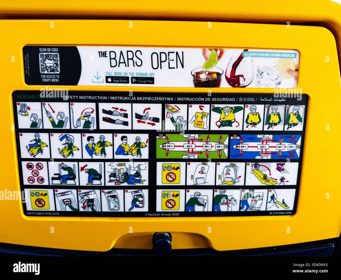 Nowy Dwor Mazowiecki, Pologne - 22 octobre 2025 : véhicule d'aéroport jaune vif avec panneau d'instructions de sécurité et diagrammes dans un aéroport polonais près de War Banque D'Images