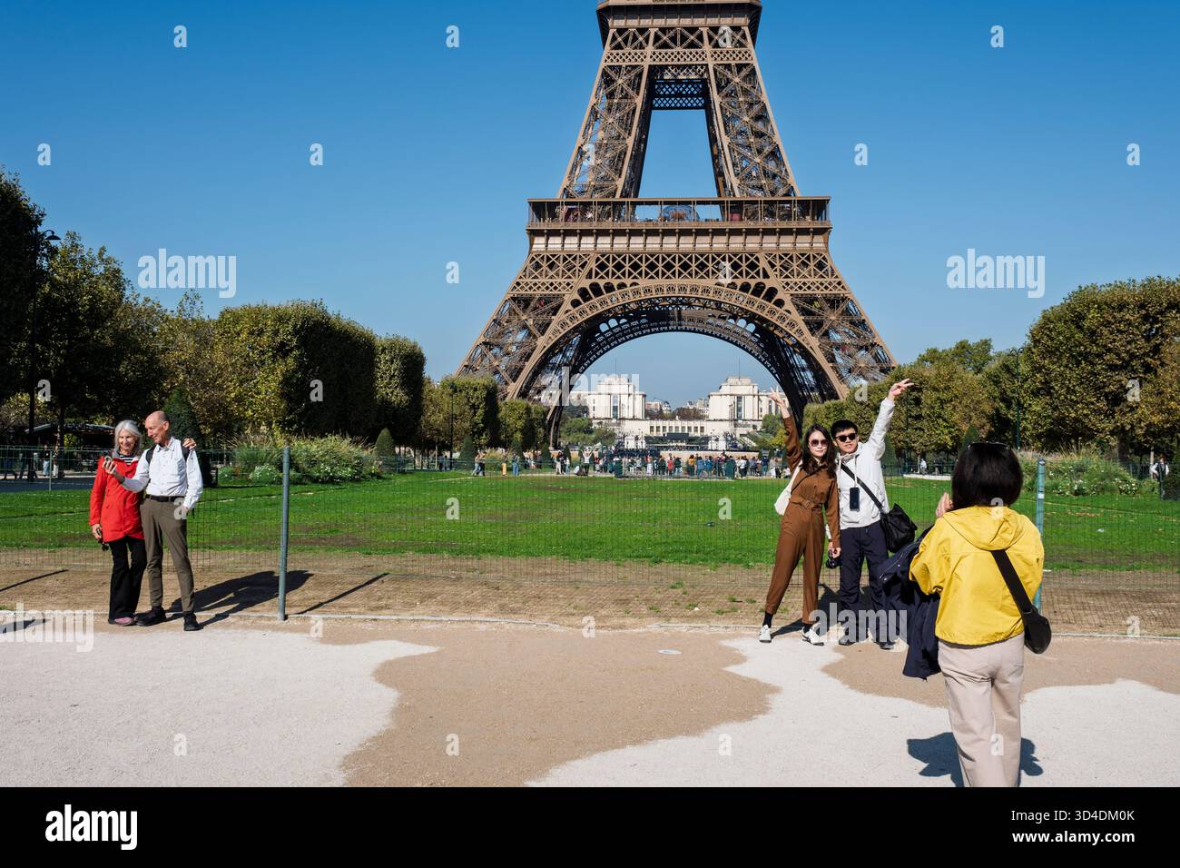 Touristes prenant des photos devant la Tour Eiffel, Paris, France Banque D'Images