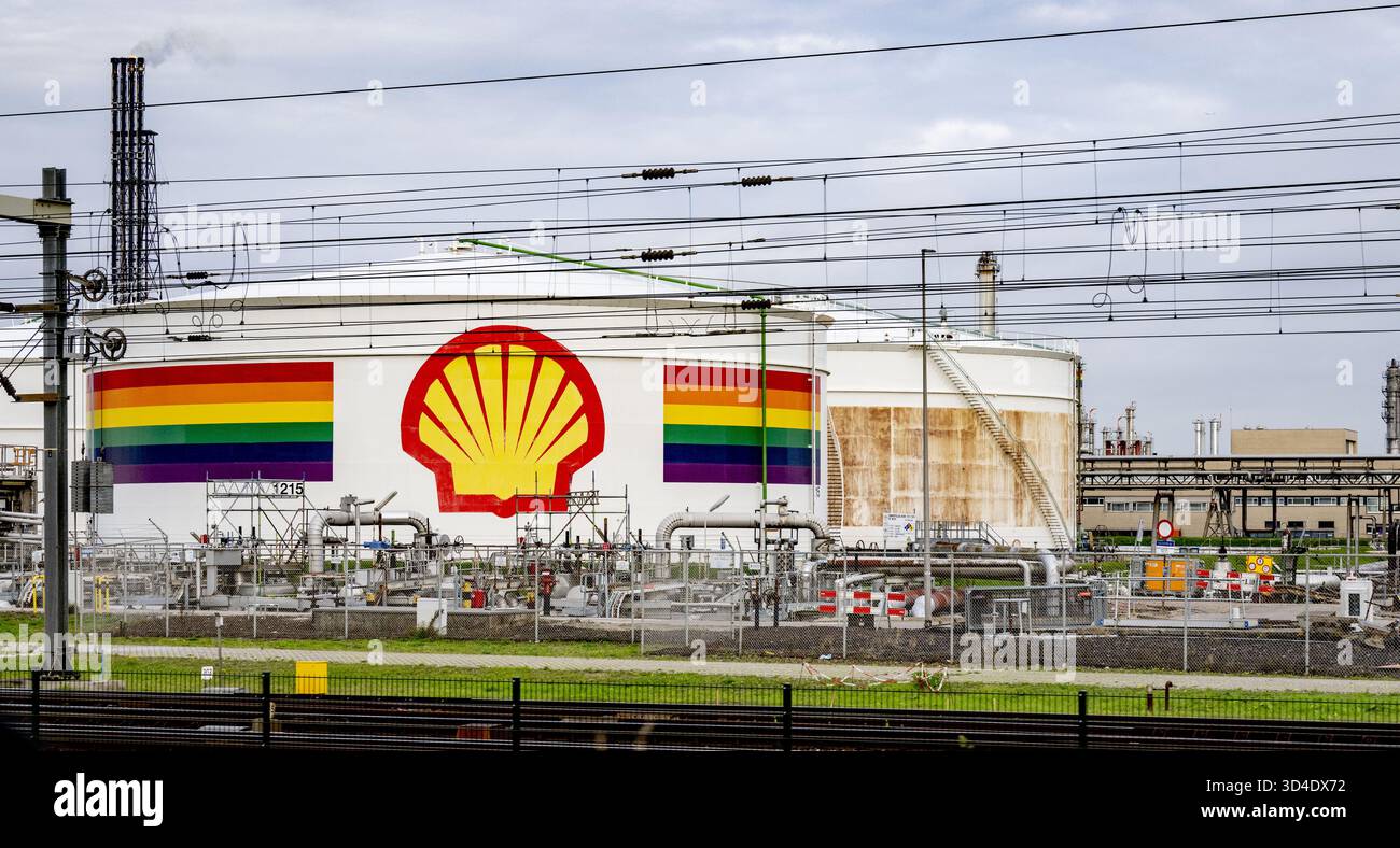 PERNIS - Shell Pernis est un complexe pétrochimique appartenant à Shell sur la Vondelingenplaat près de la ville néerlandaise de Pernis, où le pétrole brut est transformé en produits utilisables tels que l'essence, le kérosène, le diesel et les matières premières pour l'industrie chimique. ANP /HOLLANDSE HOOGTE /ROBIN UTRECHT pays-bas Out - belgique Out Banque D'Images