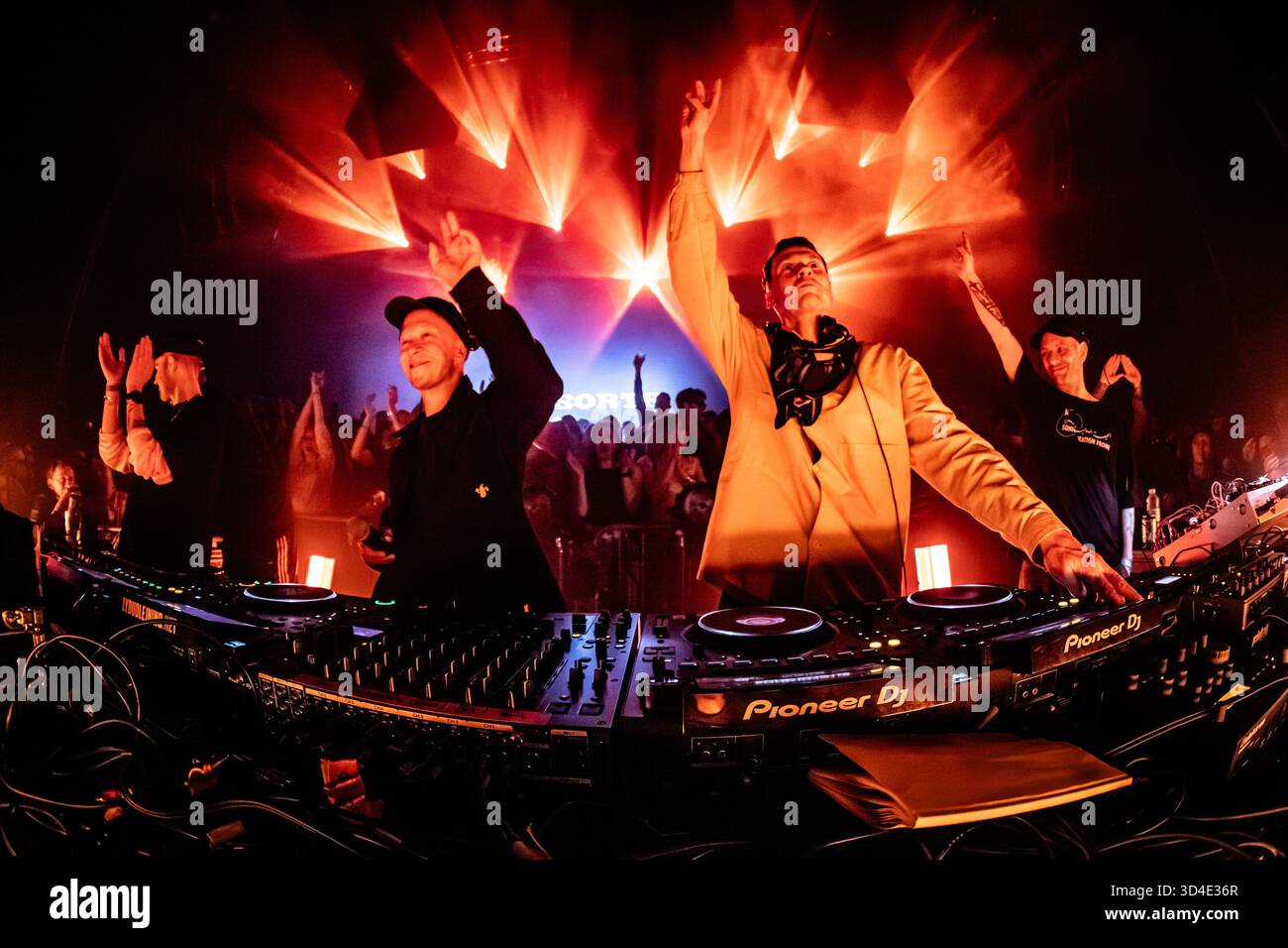 Danemark, Copenhague. 08 novembre 2025. Le duo danois de producteurs et DJ Den sorte Skole donne un concert au Poolen à Copenhague. Banque D'Images