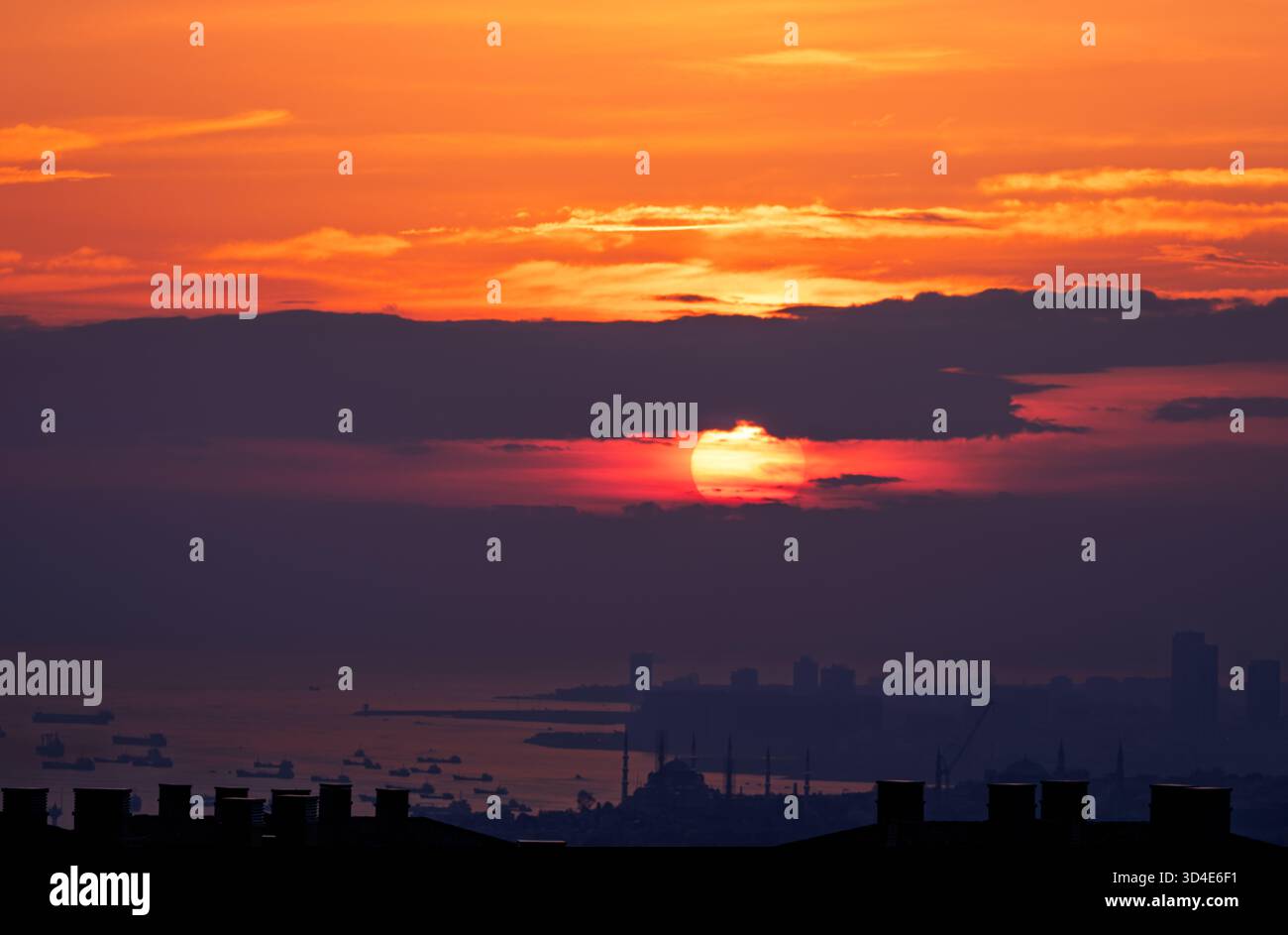 Istanbul, Türkiye - 10 novembre 2025 : un coucher de soleil spectaculaire depuis la colline de Çamlıca met en évidence la couche visible de smog PM2,5 et la brume de pollution atmosphérique s'installant au-dessus de t Banque D'Images